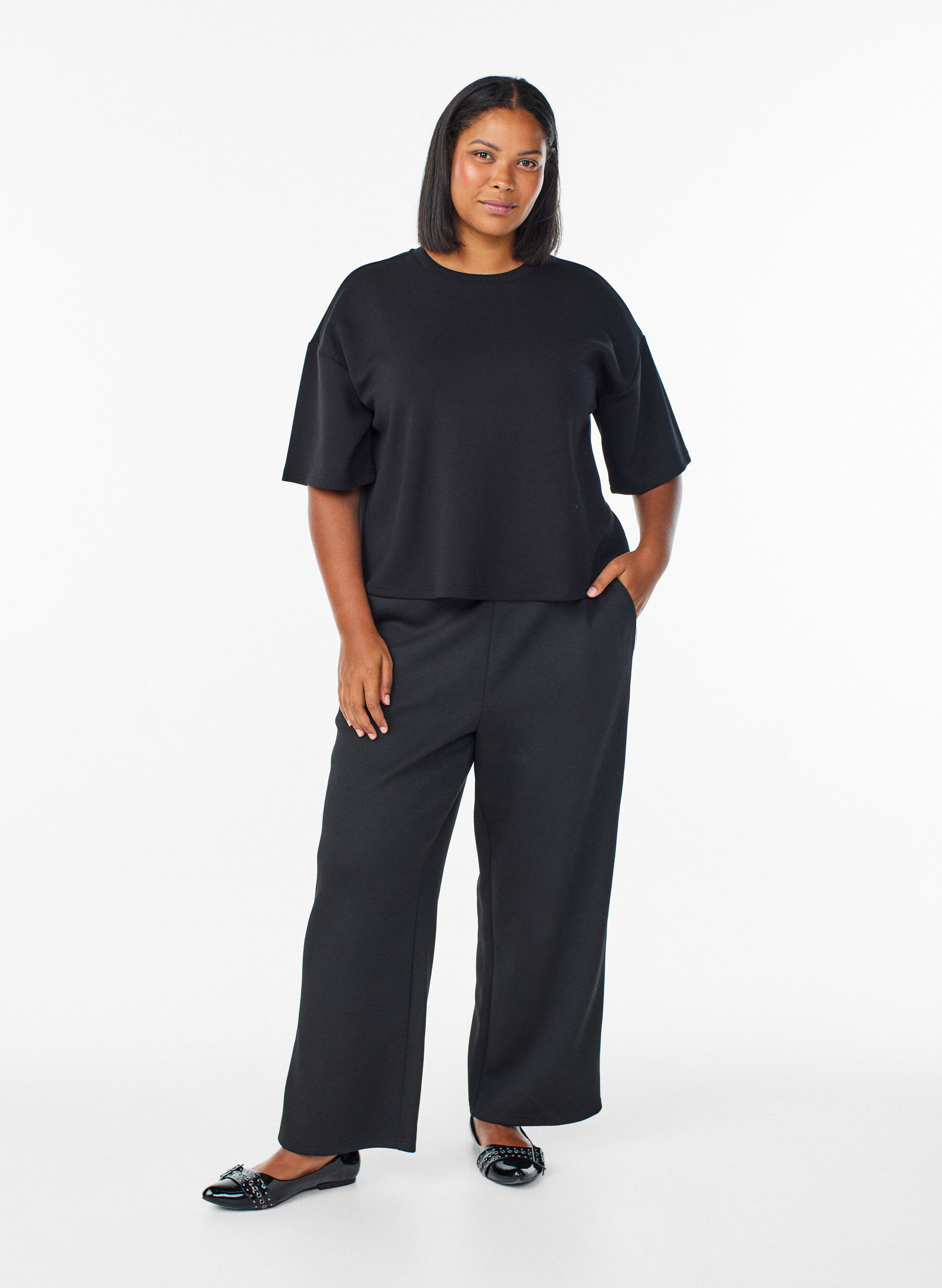 Zizzi Kurzes Loose-Fit T-Shirt aus Modal-Mix, Schwarz, Model image number 1