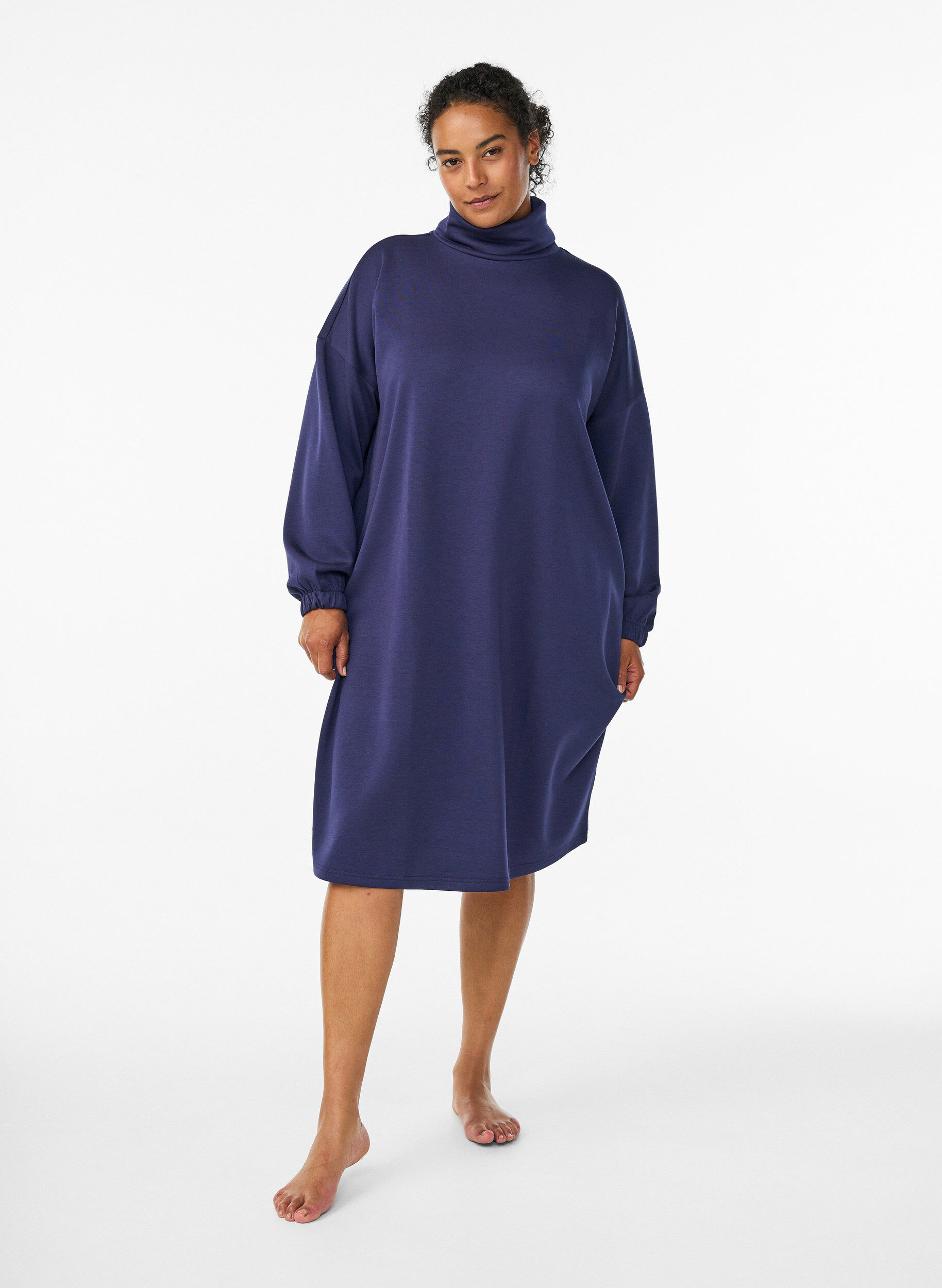 Rollkragenkleid in A-Form, Blau, Model