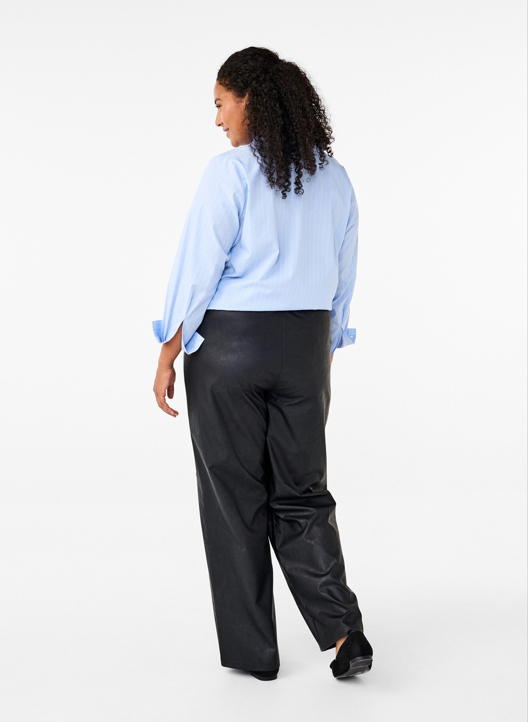 Zizzi Pantalon ample en simili cuir avec ceinture &eacute;lastiqu&eacute;e, Black, Model image number 1