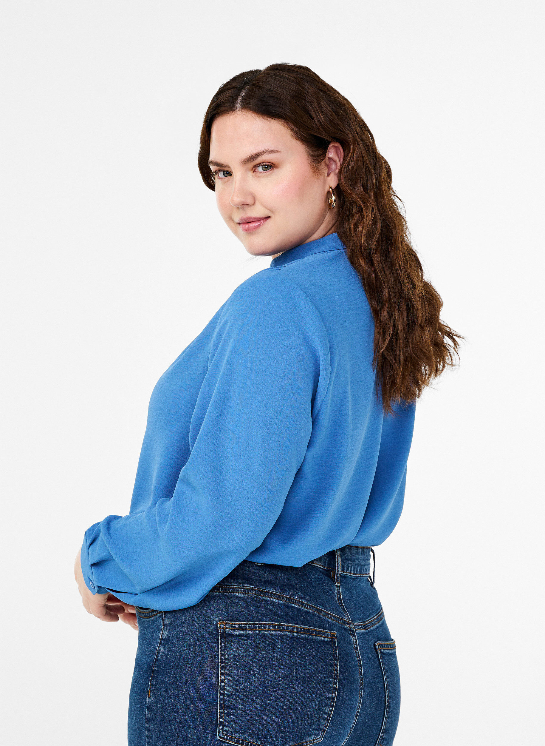 Zizzi Lang&auml;rmelige Hemdbluse mit V-Ausschnitt, Riverside, Model image number 1