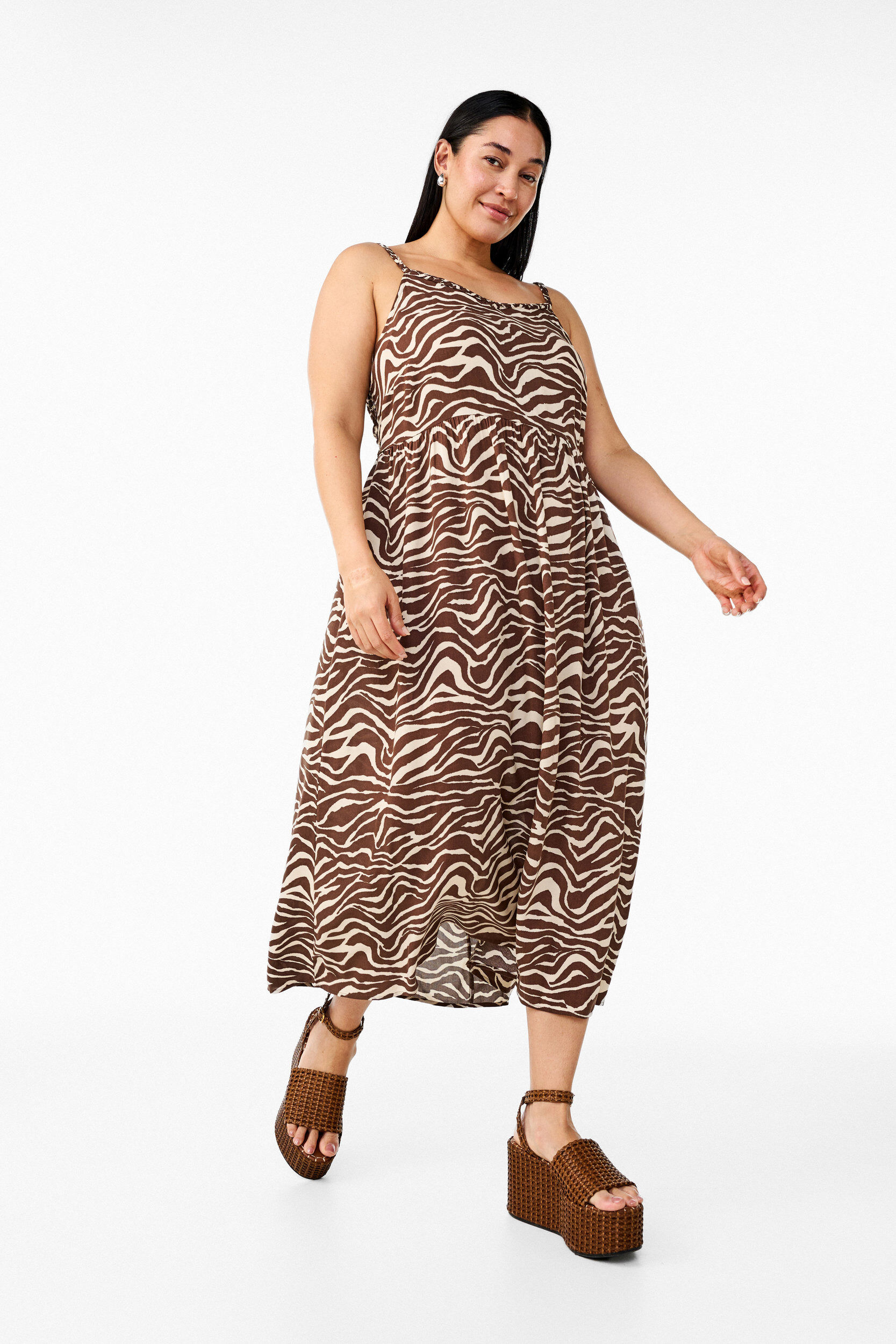 Zizzi Midi-Tr&auml;gerkleid mit gesmoktem R&uuml;ckenteil, Braun, Image image number 0