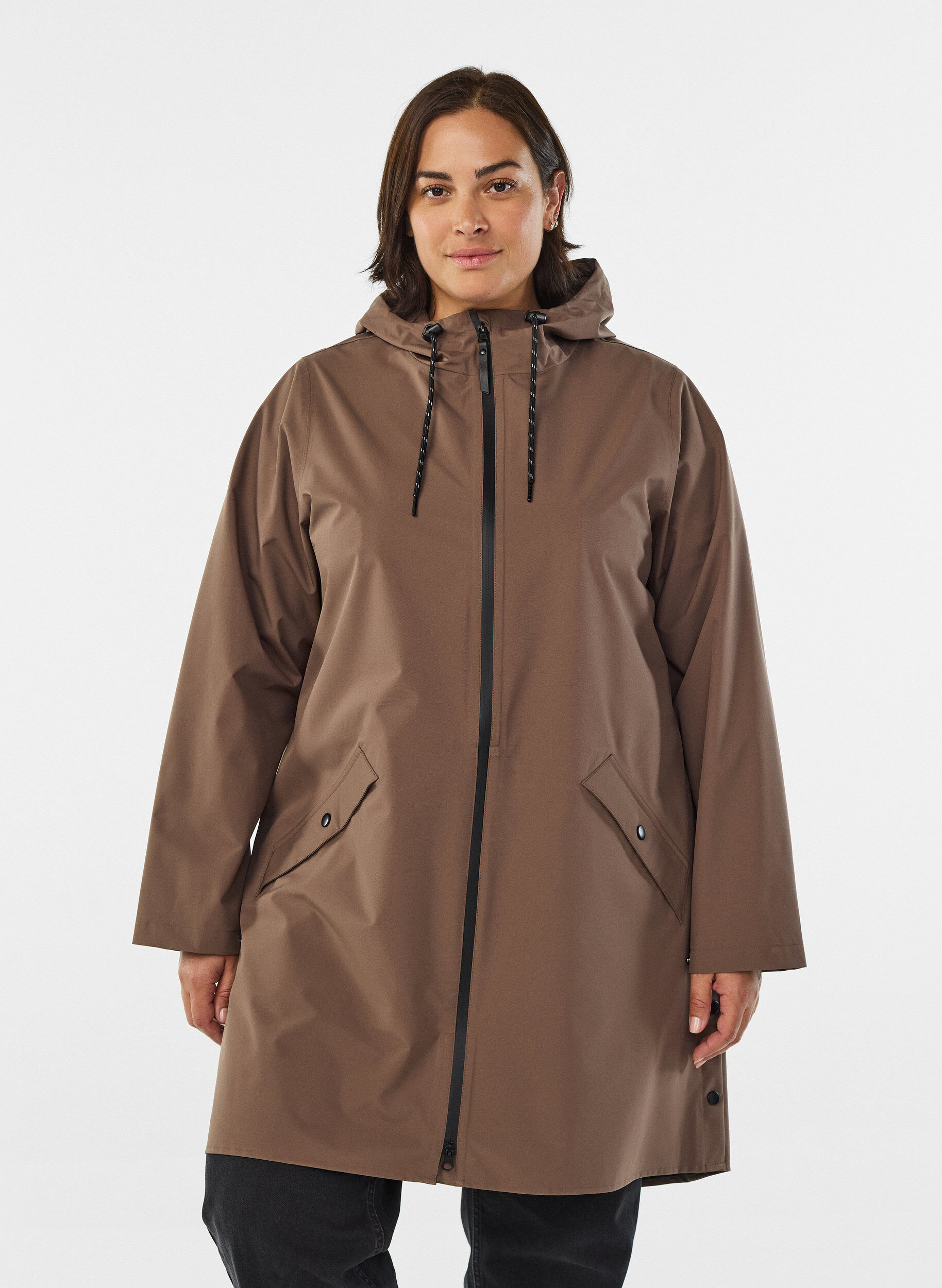 Zizzi Regenjacke mit Taschen und Kapuze, Braun, Model image number 0