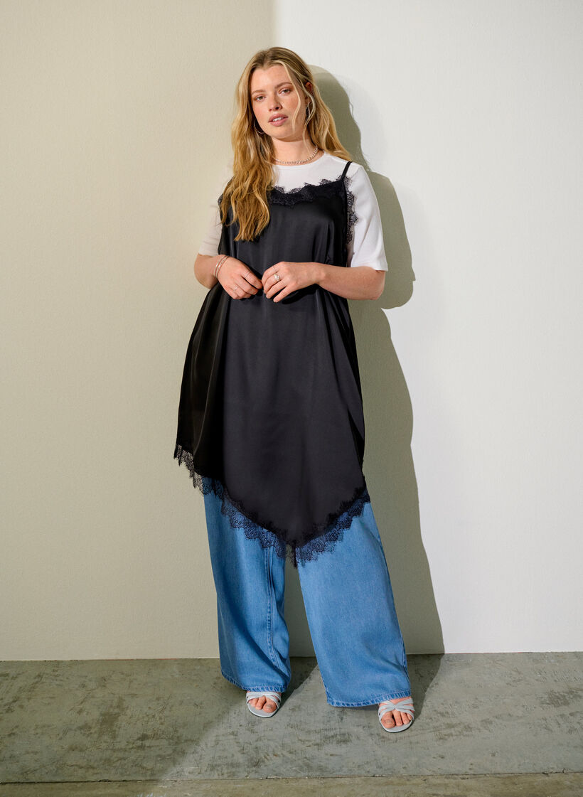 Robe satin&eacute;e avec bordure en dentelle, Noir, Image