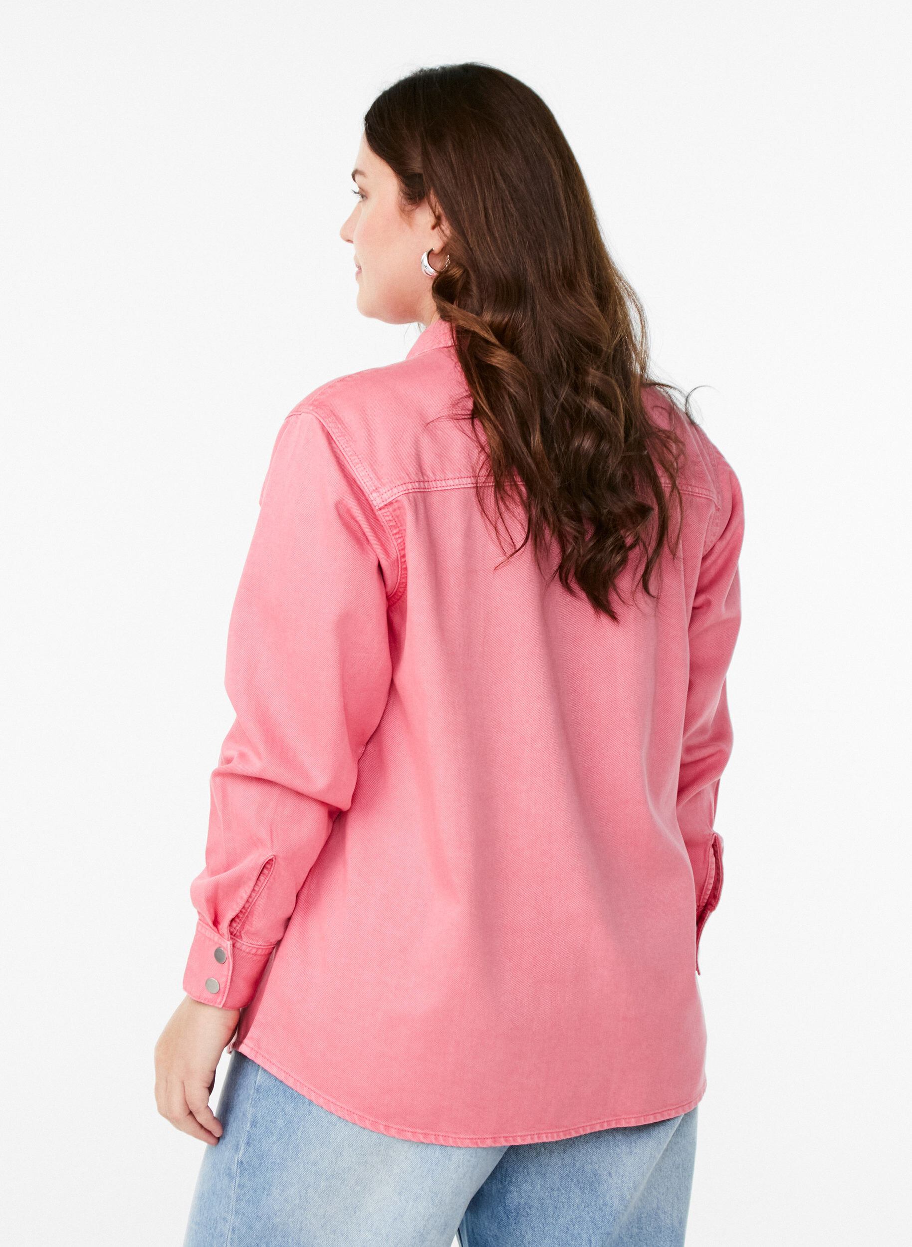 Zizzi Chemise en jean avec poches de poitrine, Rose, Model image number 2