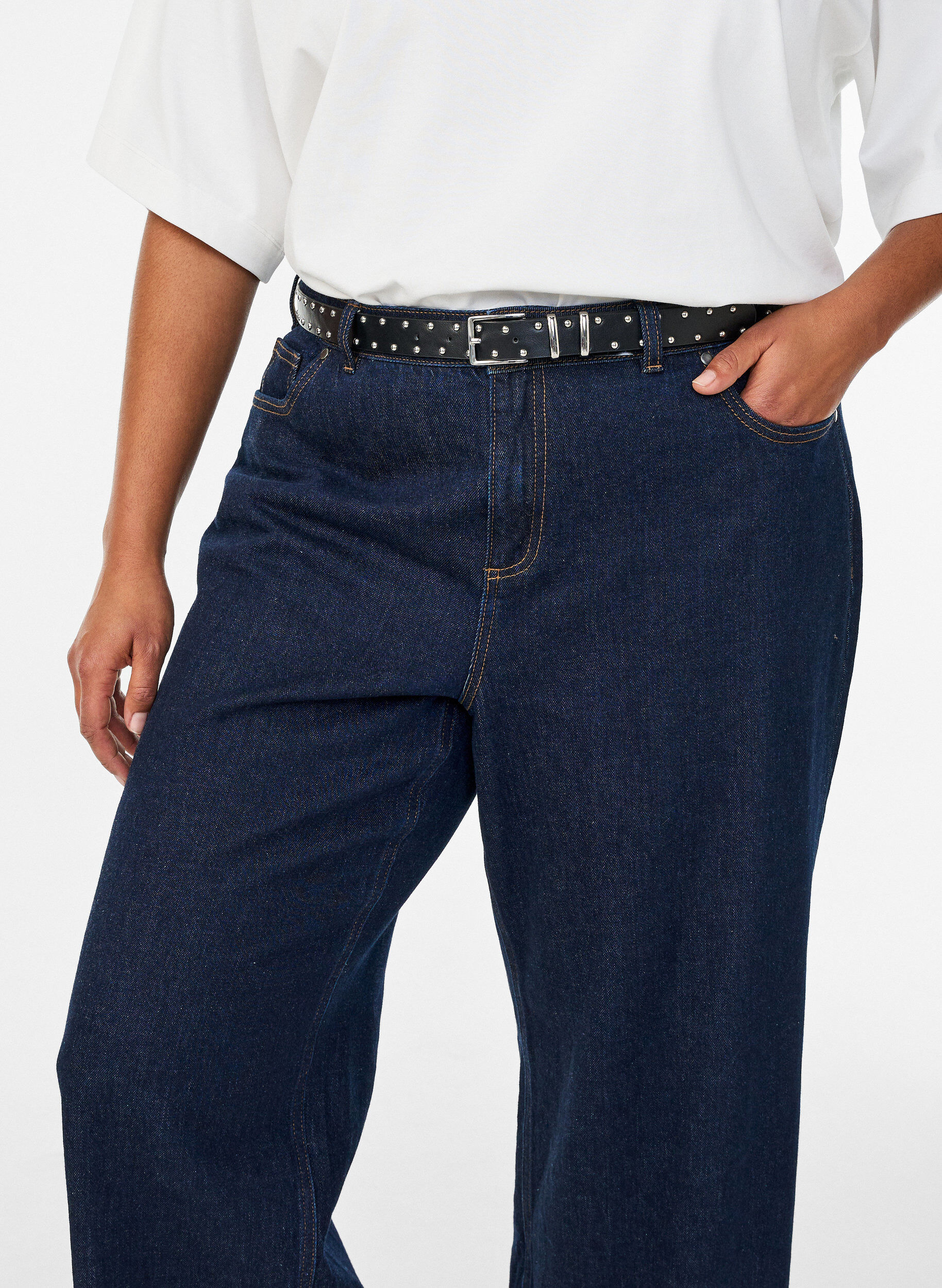 Zizzi G&uuml;rtel aus Kunstleder mit Nieten, Schwarz, Model image number 0