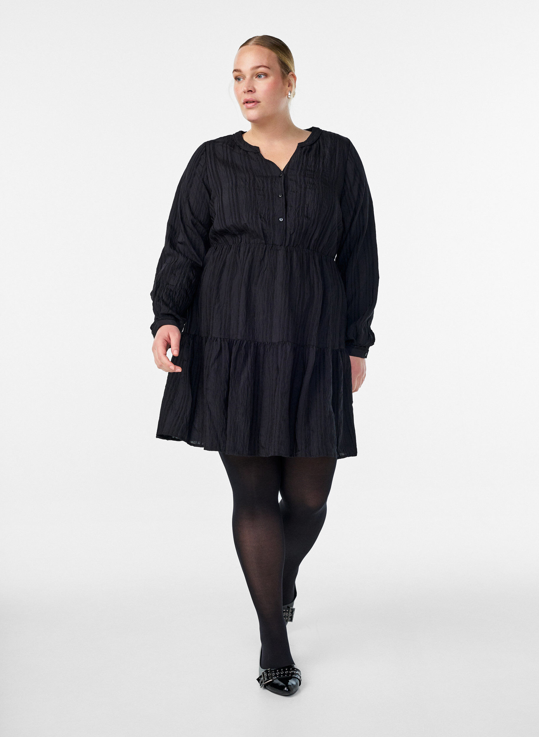 Zizzi Robe courte &agrave; texture ray&eacute;e tiss&eacute;e et taille &eacute;lastique, Noir, Model image number 1