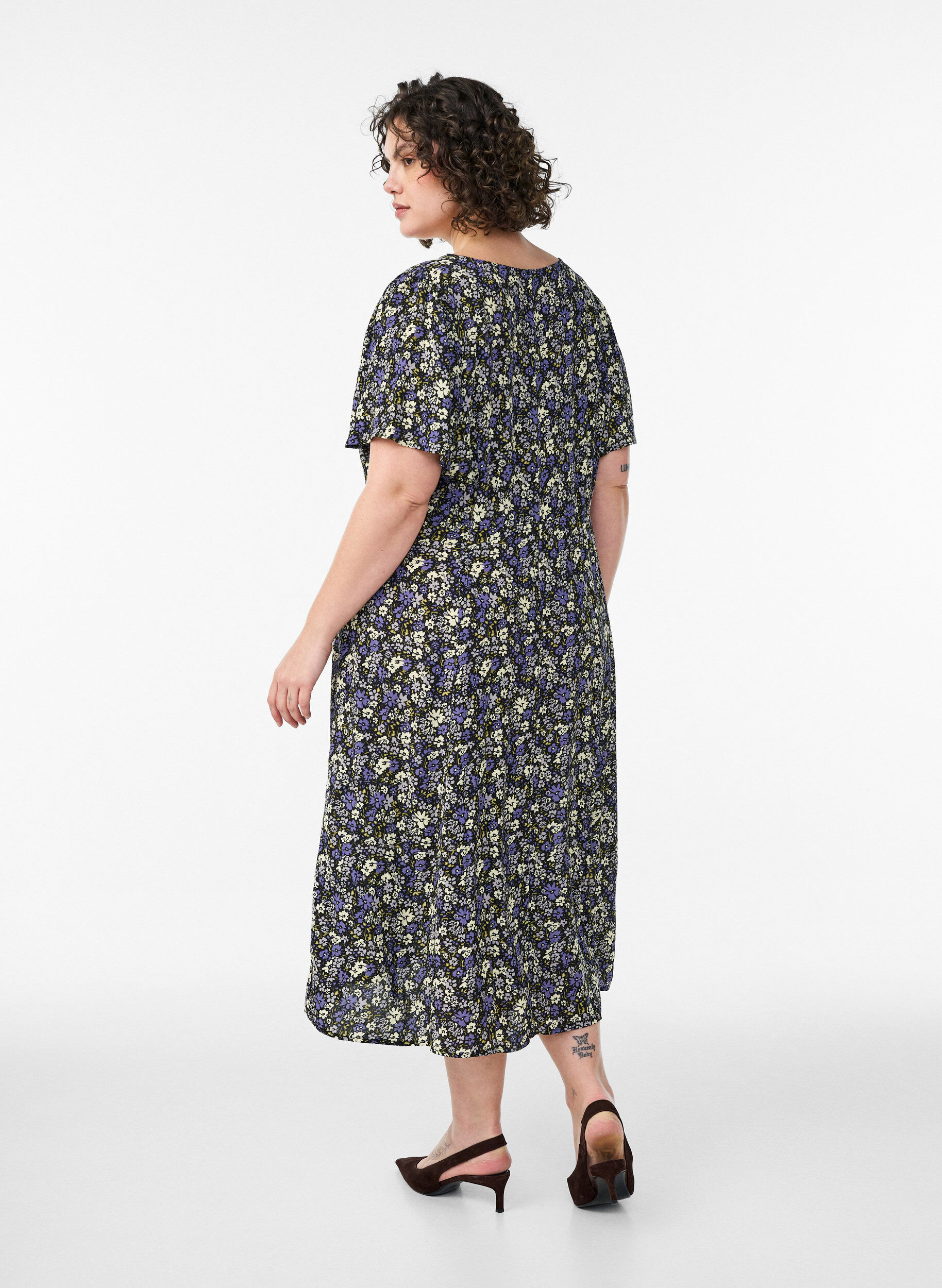Zizzi Robe midi en viscose &agrave; imprim&eacute; floral, Noir, Model image number 1