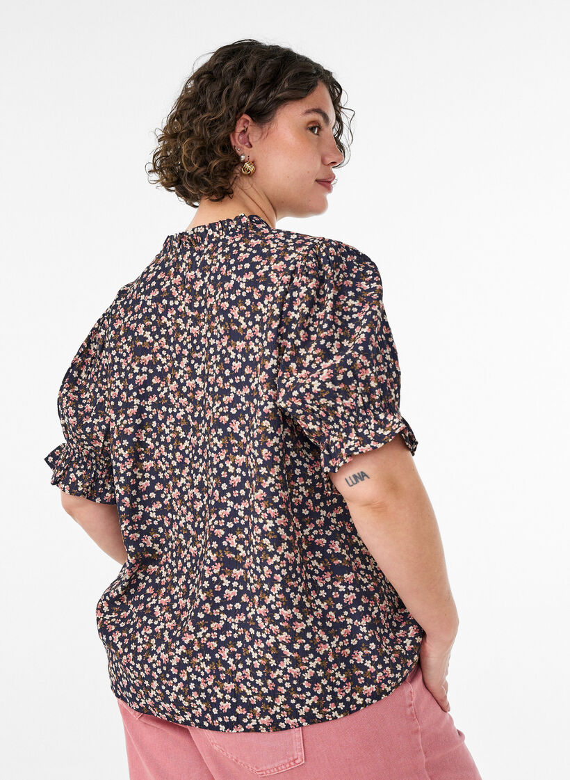 Gebl&uuml;mte Bluse aus Viskose mit kurzen &Auml;rmeln und Smockdetails, Blau, Model image number 2
