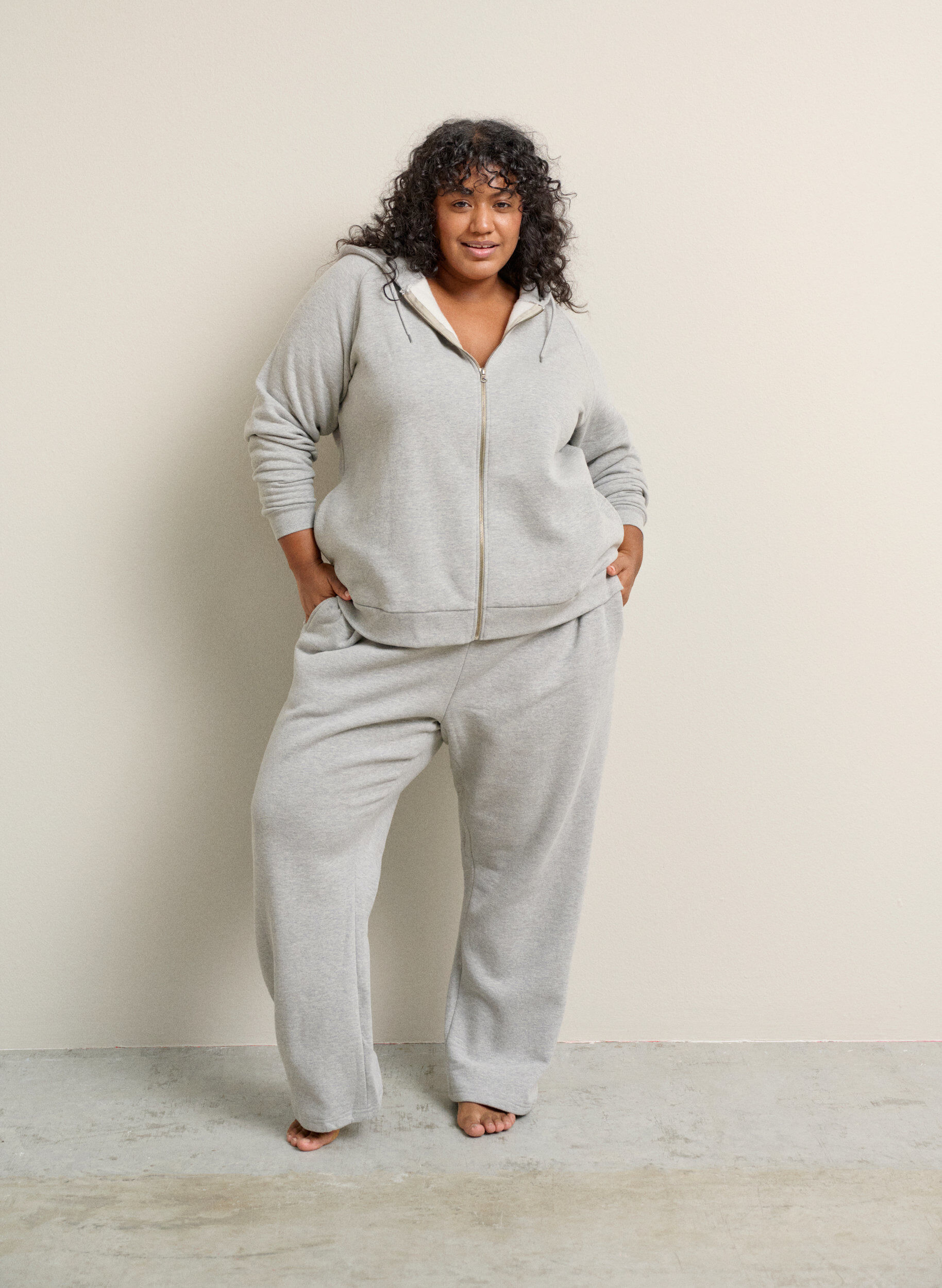 Zizzi Pantalon de jogging taille haute avec int&eacute;rieur bross&eacute;, Gris, Image image number 0