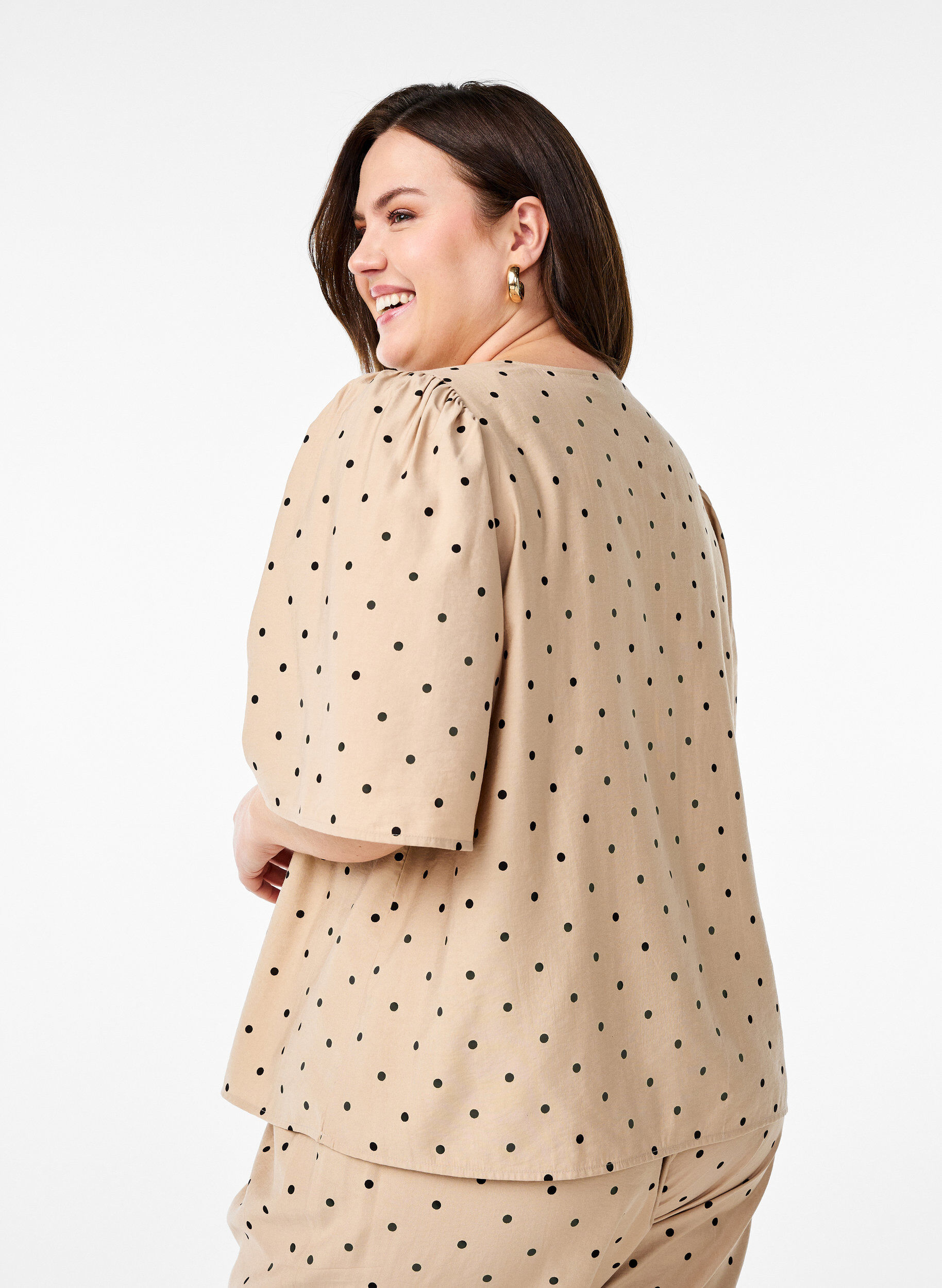 Zizzi Bluse mit lockeren &Auml;rmeln und V-Ausschnitt, Beige, Model image number 2