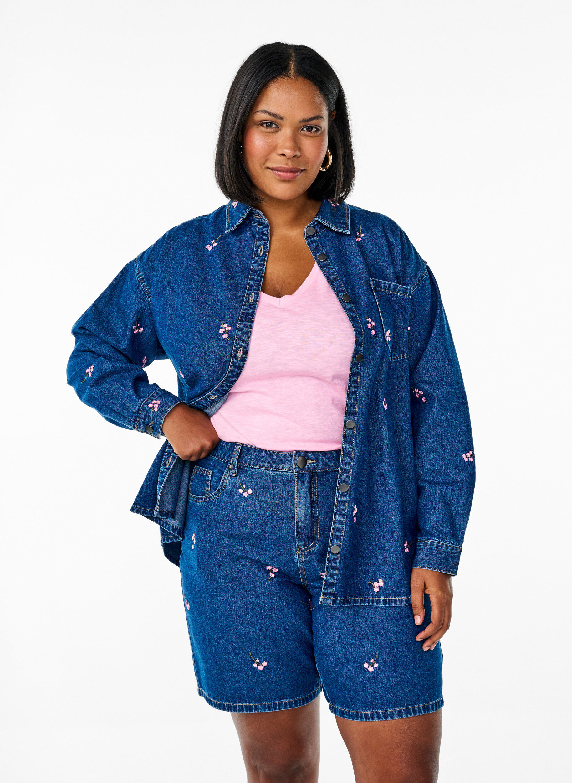 Zizzi Shorts en jean avec des fleurs brod&eacute;es, Bleu intense, Model image number 0