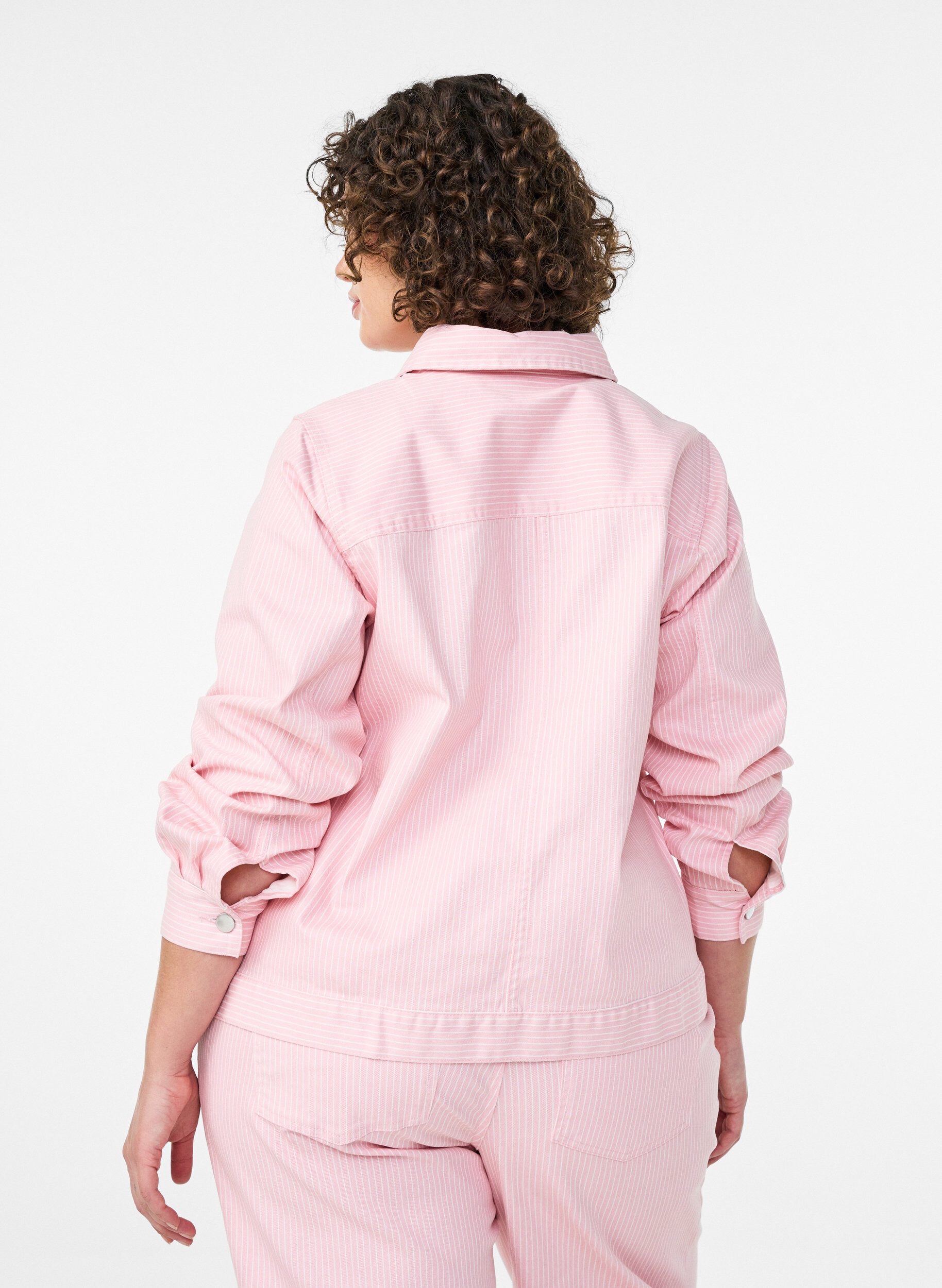 Zizzi Surchemise en denim color&eacute; avec rayures, Rose, Model image number 2