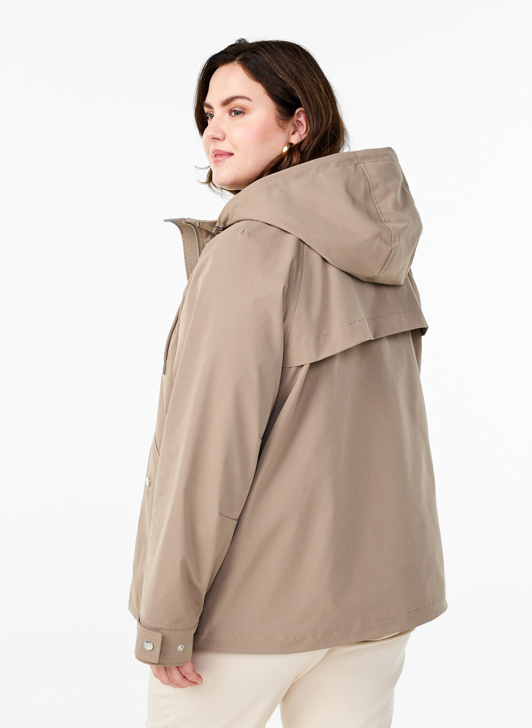 Zizzi Kurze Fr&uuml;hlingsjacke mit abnehmbarer Kapuze, Beige, Model image number 2