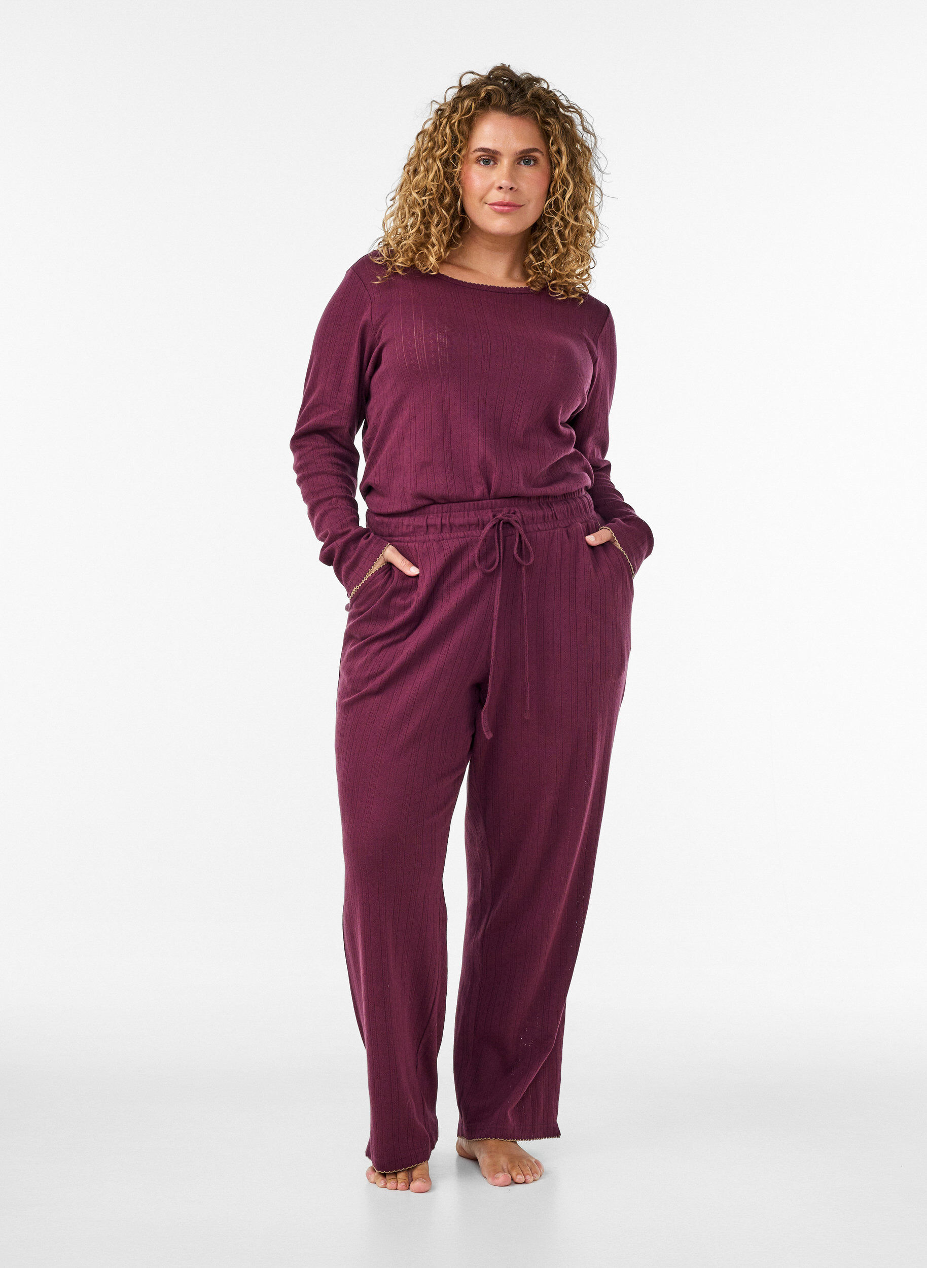 ZizziHaut de pyjama en coton biologique avec broderie ajour&eacute;e, Bordeaux fonc&eacute;, Model image number 1