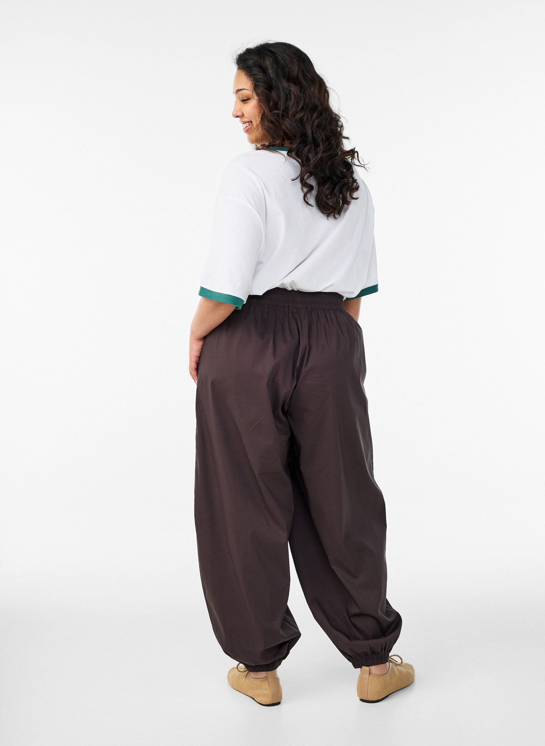 Zizzi Ballonhose mit Taschen und elastischem Bund, Braun, Model image number 1