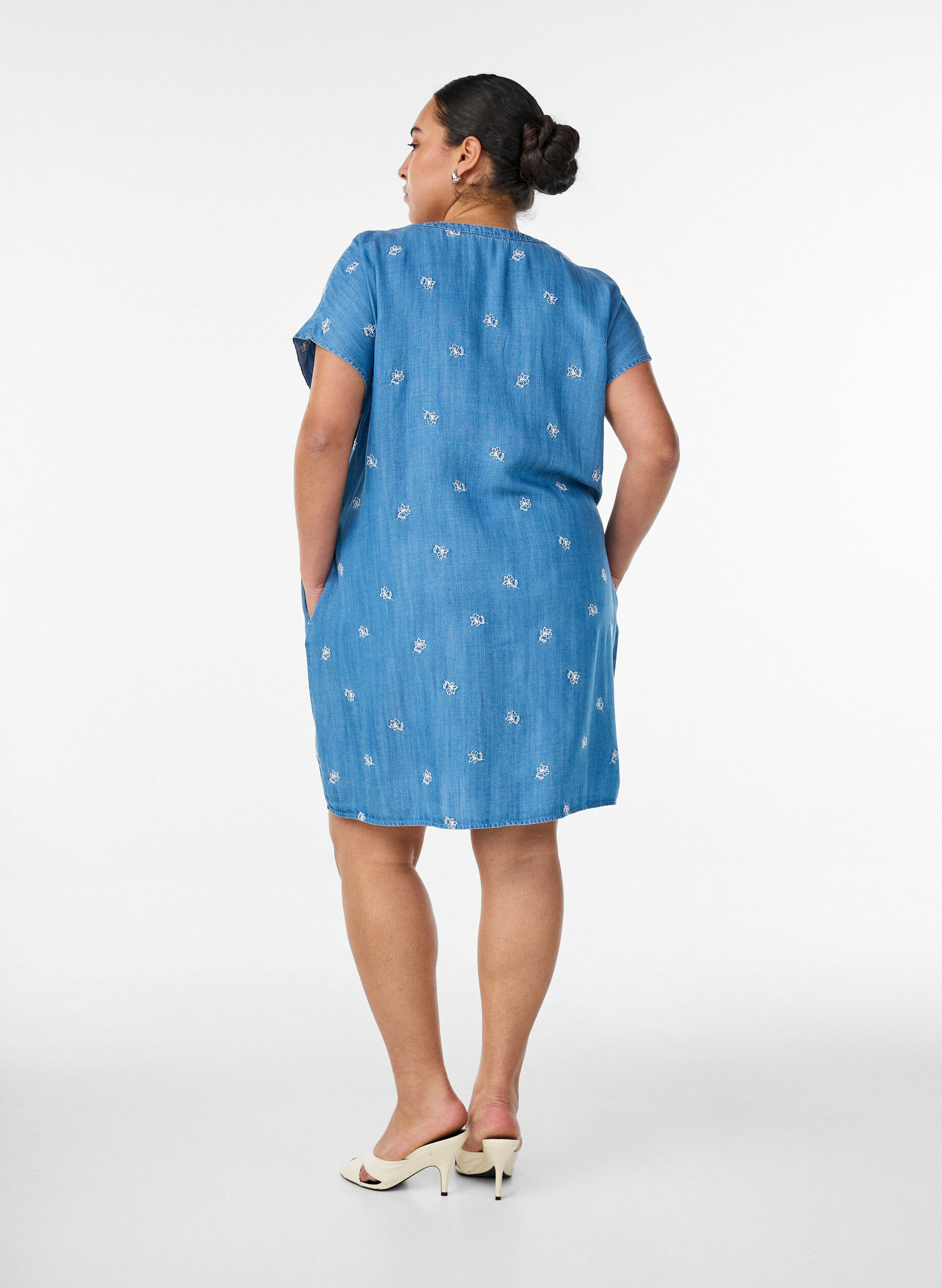 ZizziRobe en lyocell avec un aspect denim et des fleurs brod&eacute;es, Bleu Clair, Model image number 2