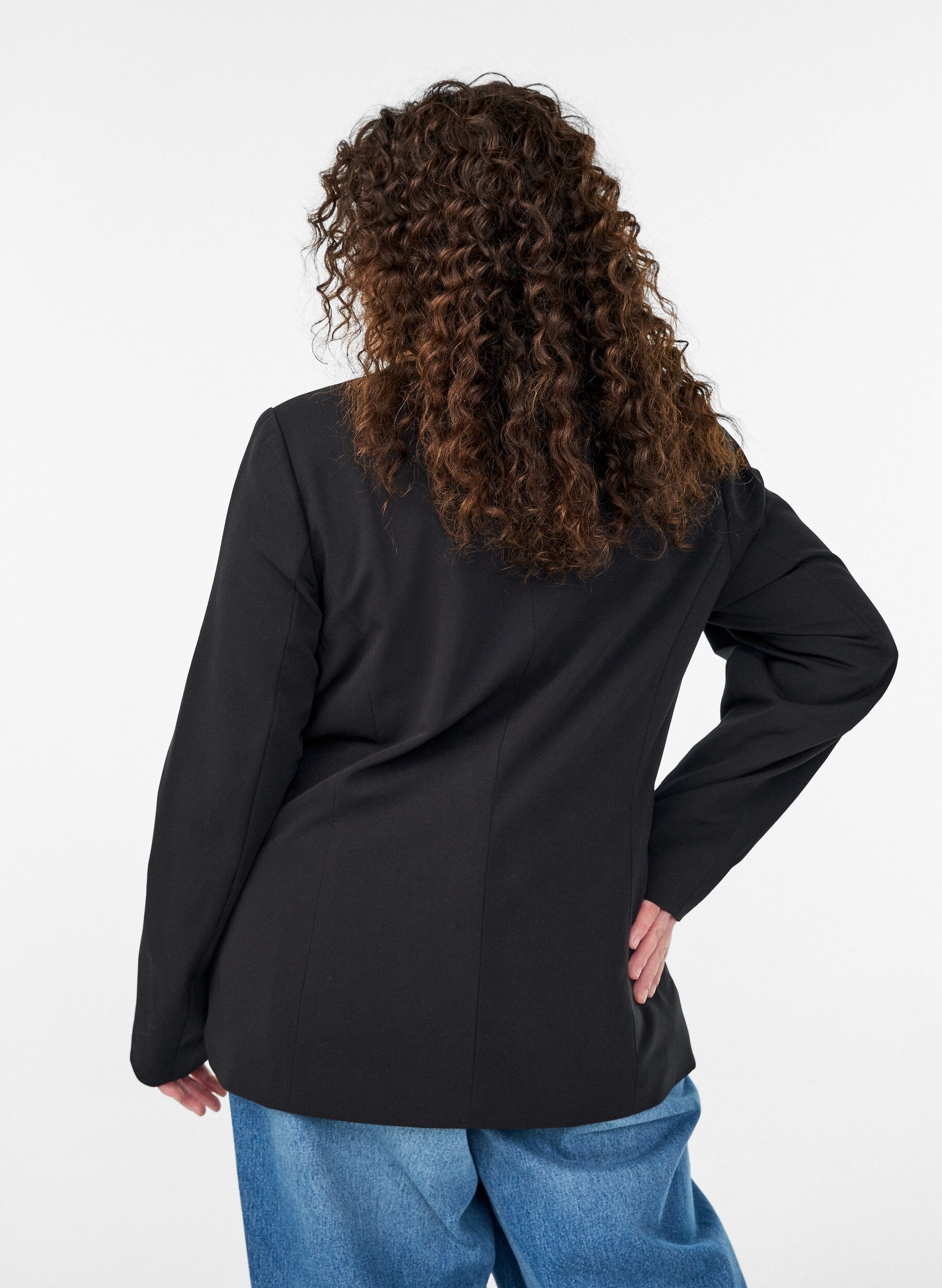Zizzi Blazer mit V-Ausschnitt und Knopfverschluss, Schwarz, Model image number 2