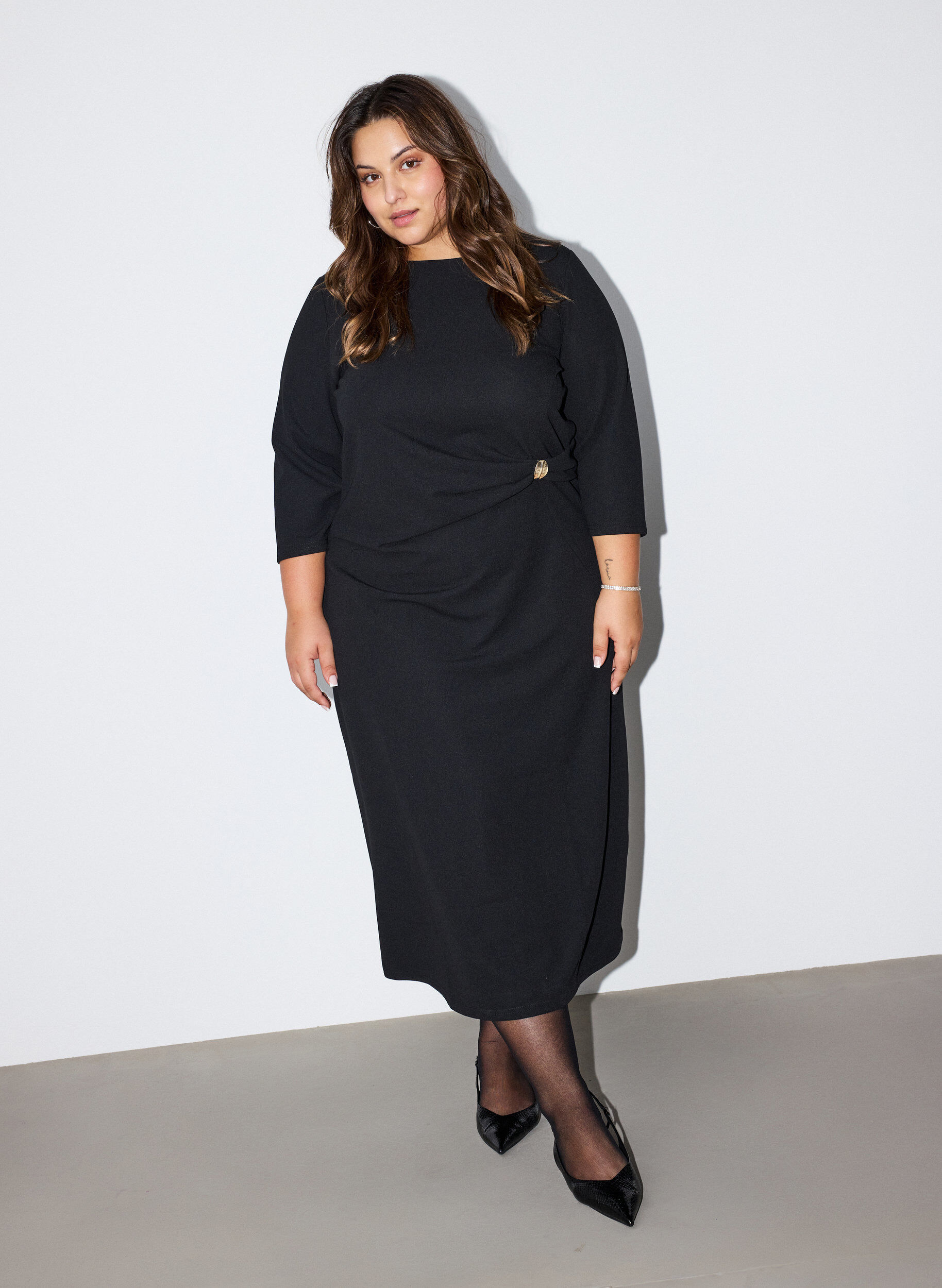 Jerseykleid mit Drapierung und dekorativer Schnalle, Schwarz, Model