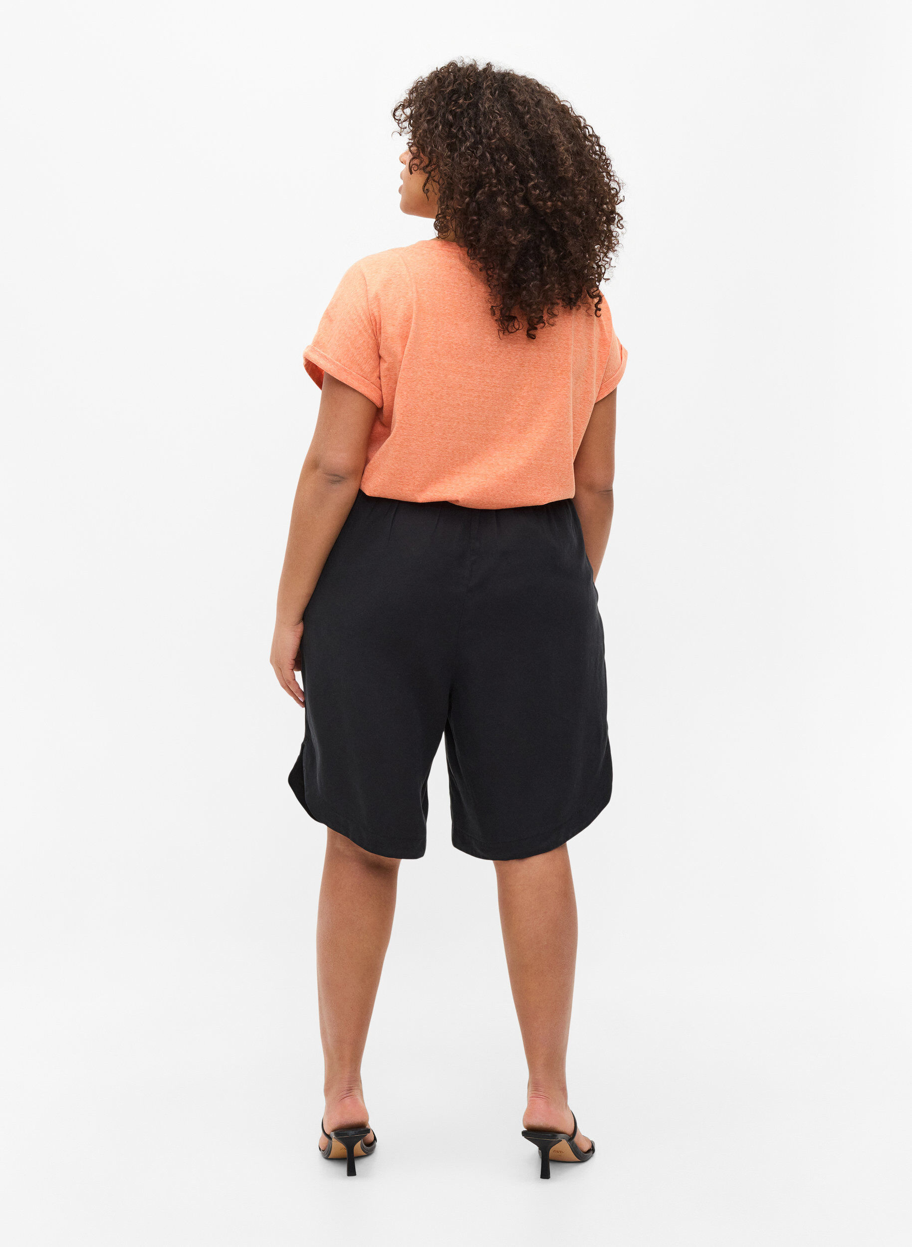 Zizzi Lockere Bermudashorts mit Smock, Black, Model image number 0