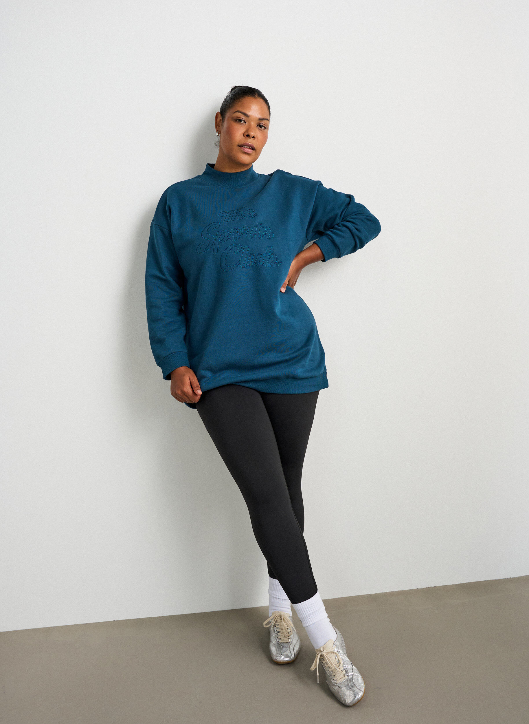 ZizziLanges Sweatshirt mit Stehkragen und gesticktem Text, Blau, Model image number 1