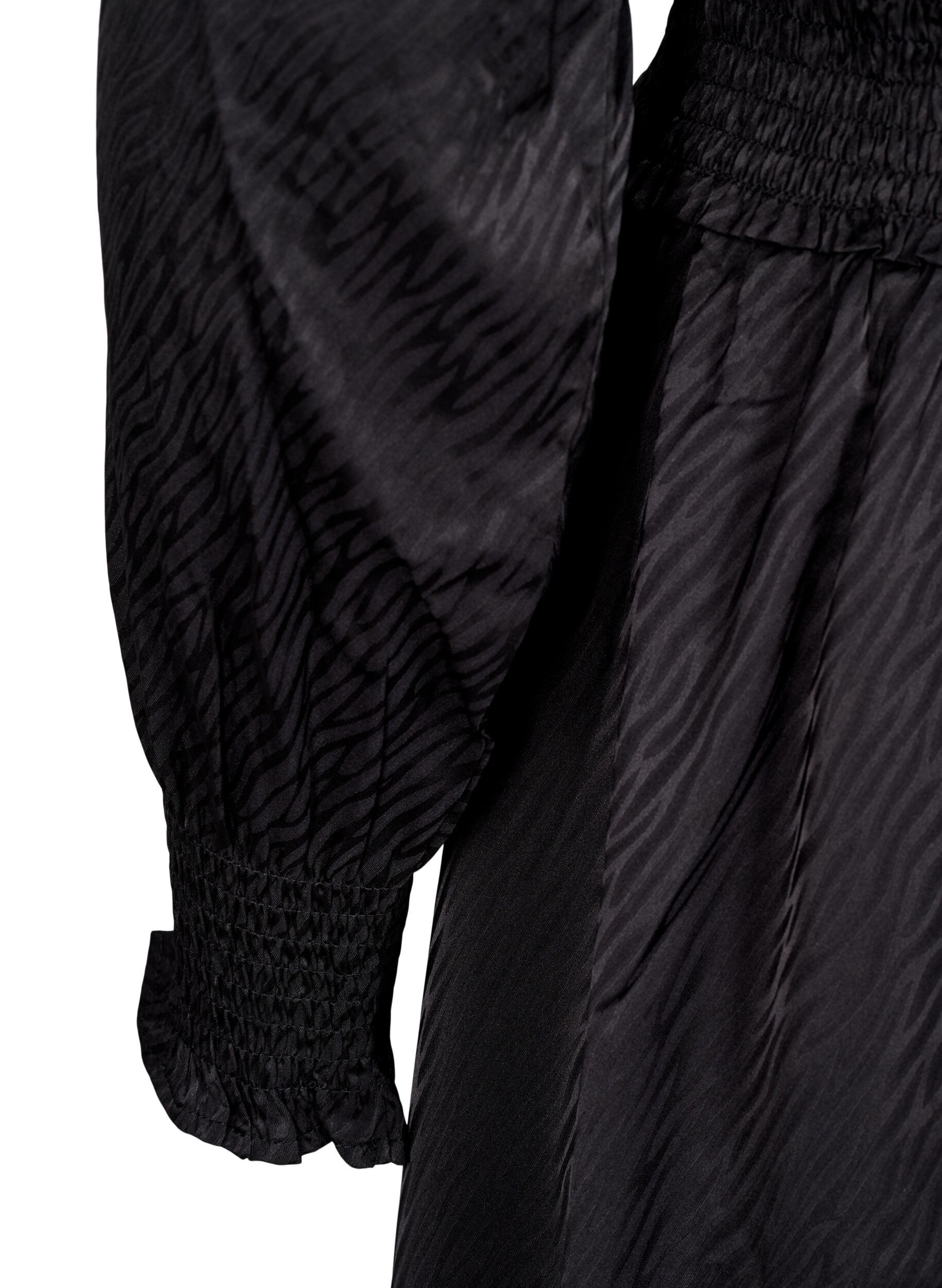 Zizzi Robe courte avec d&eacute;tails smock&eacute;s, Noir, Packshot image number 3