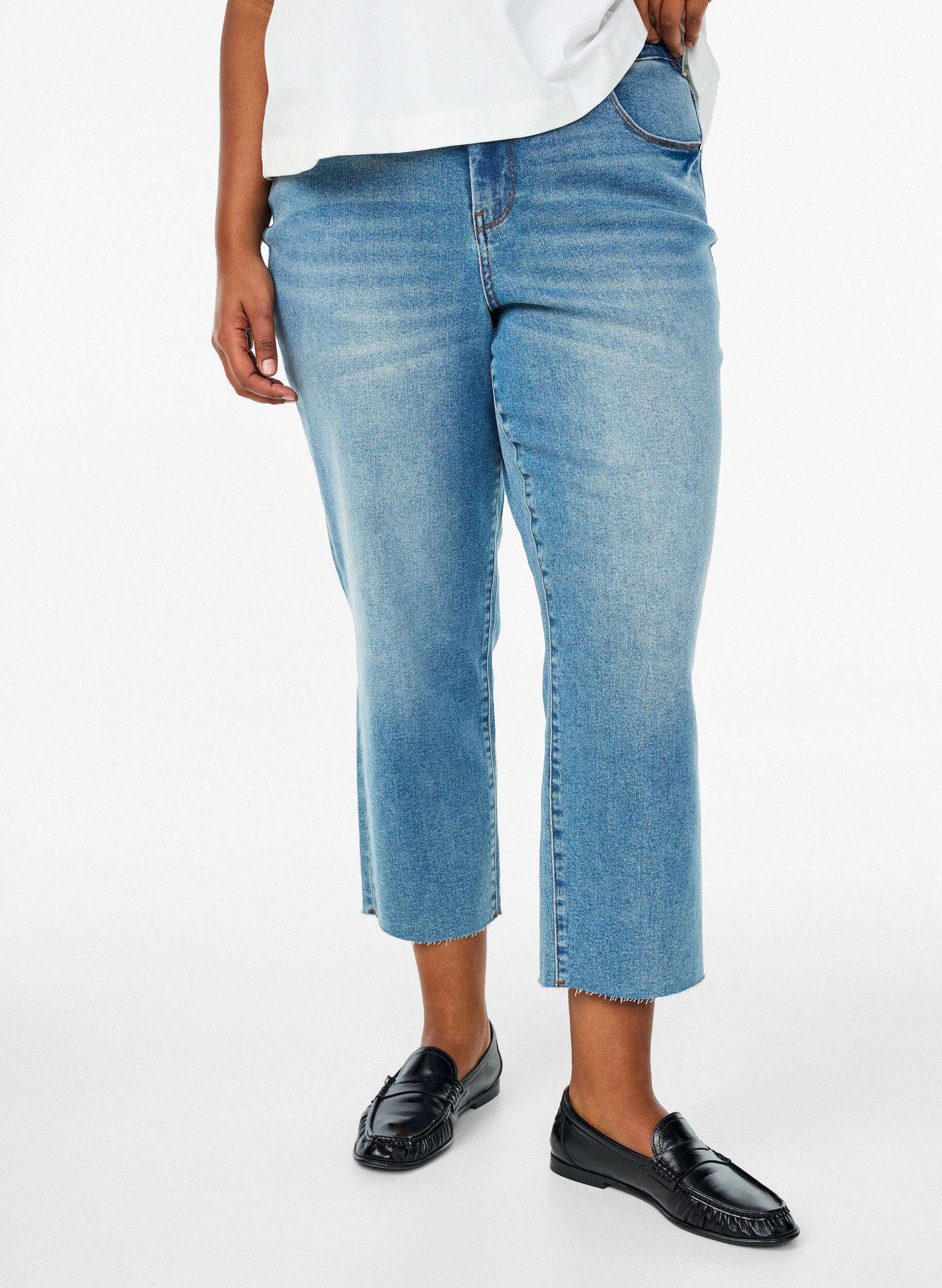 Zizzi 7/8-Jeans mit Fransensaum und hoher Taille, Blau, Model image number 2