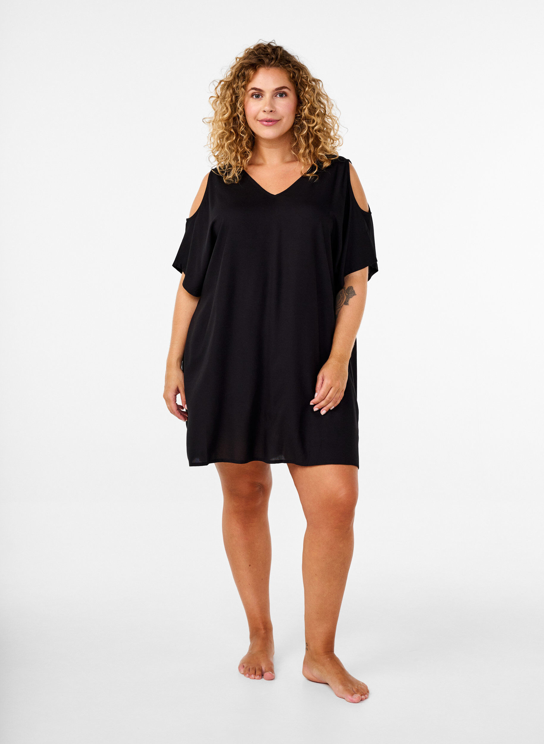 Zizzi Robe de plage en viscose avec d&eacute;tail aux &eacute;paules, Noir, Model image number 1