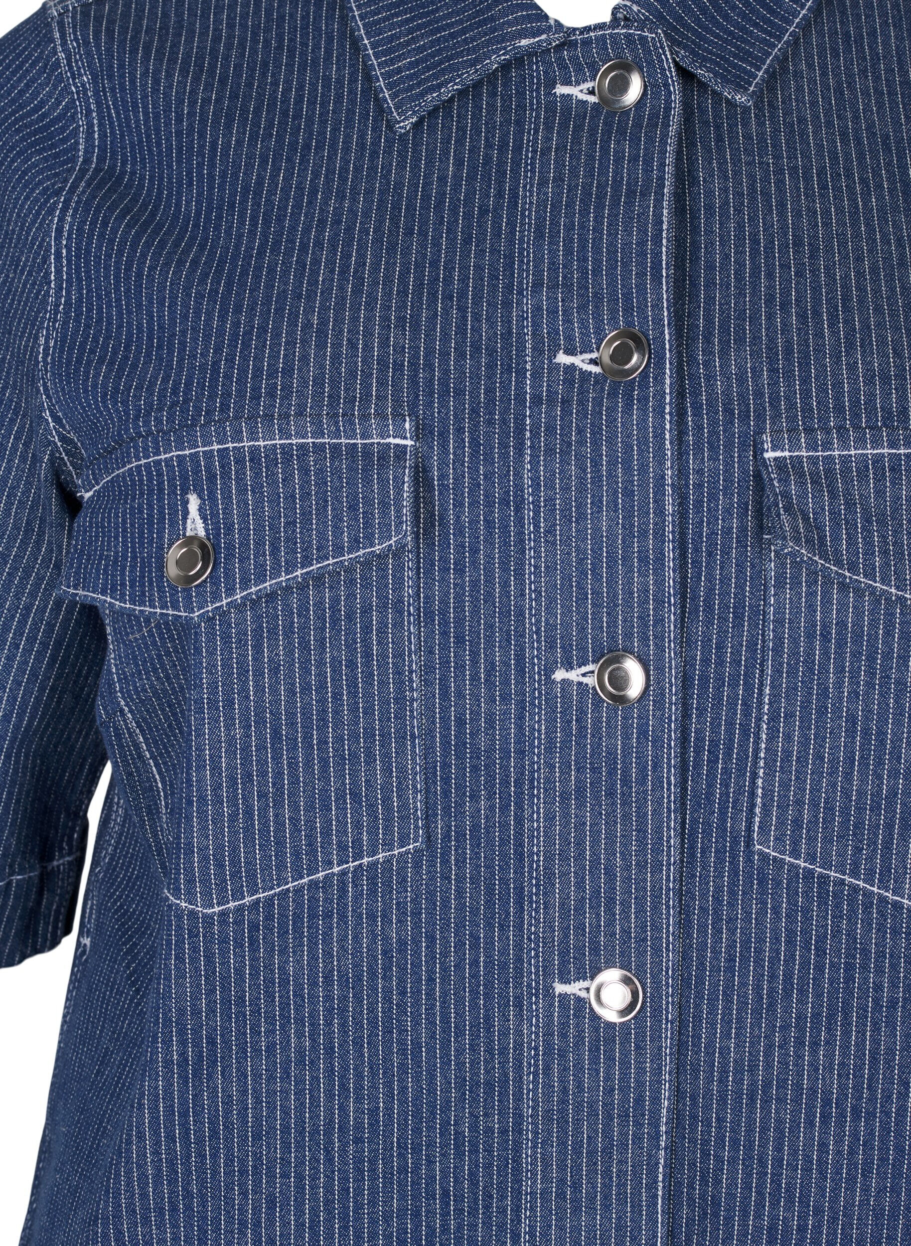 Zizzi Robe en denim &agrave; rayures avec poches poitrine, Blue Denim Stripe, Packshot image number 2