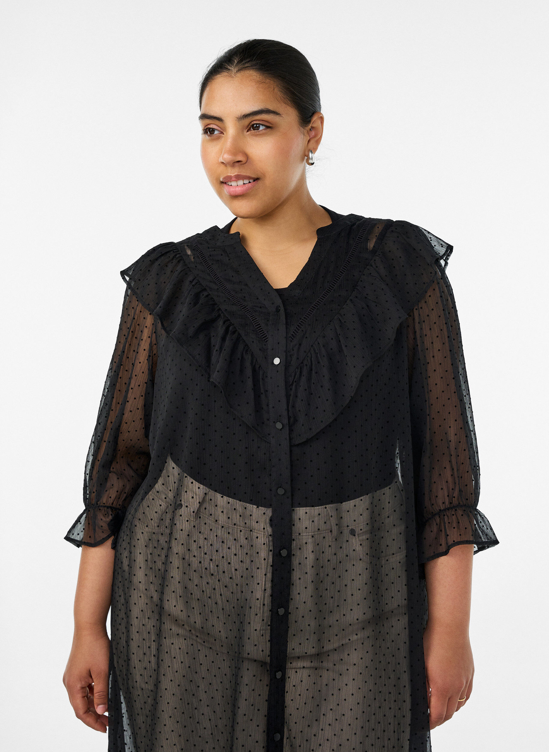 ZizziMidikleid aus einem leichten, transparenten Stoff mit Punkten und R&uuml;schen, Schwarz, Model image number 2