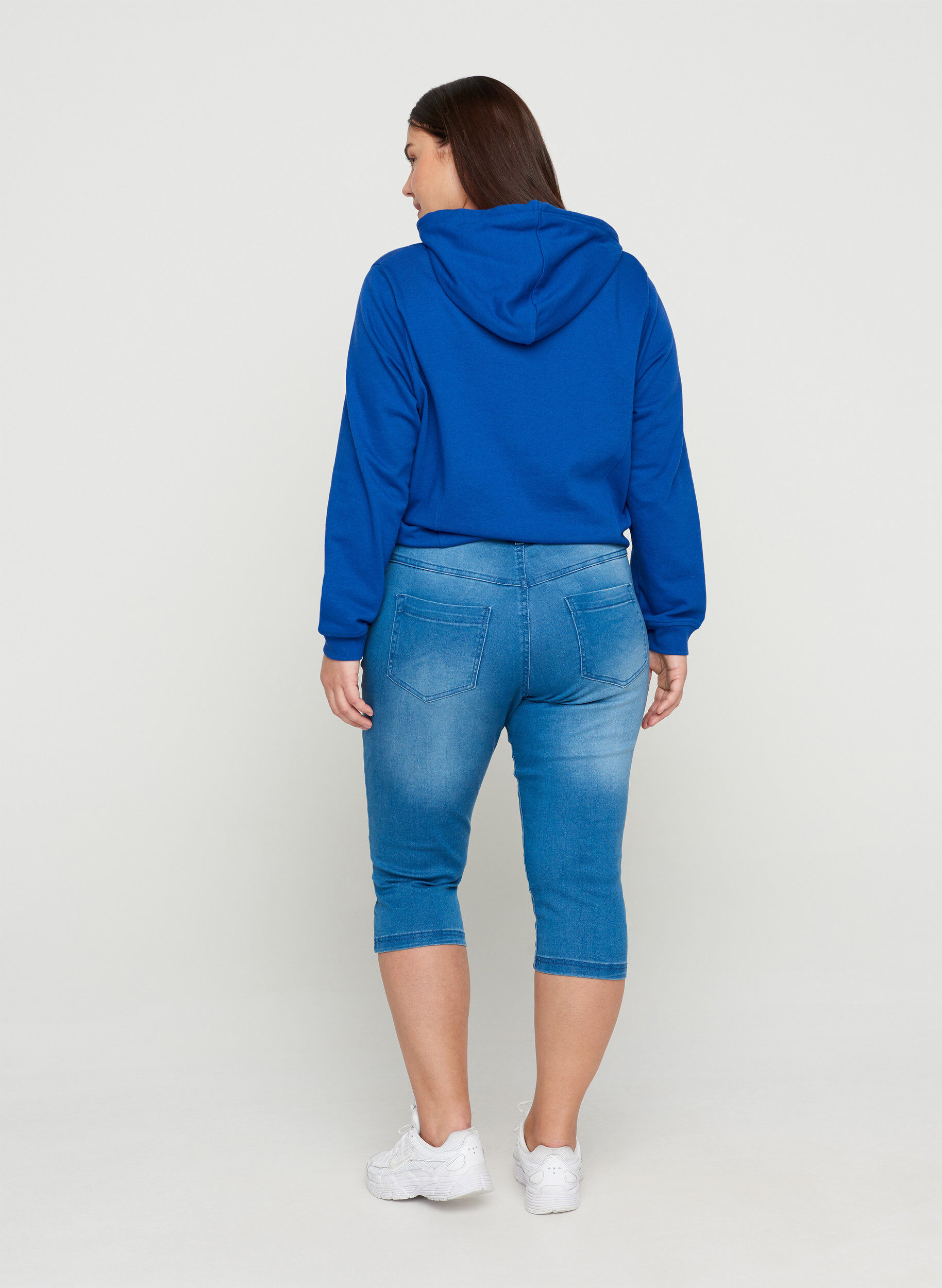 Zizzi Slim Fit Emily Capri Jeans, Blau, Model image number 1