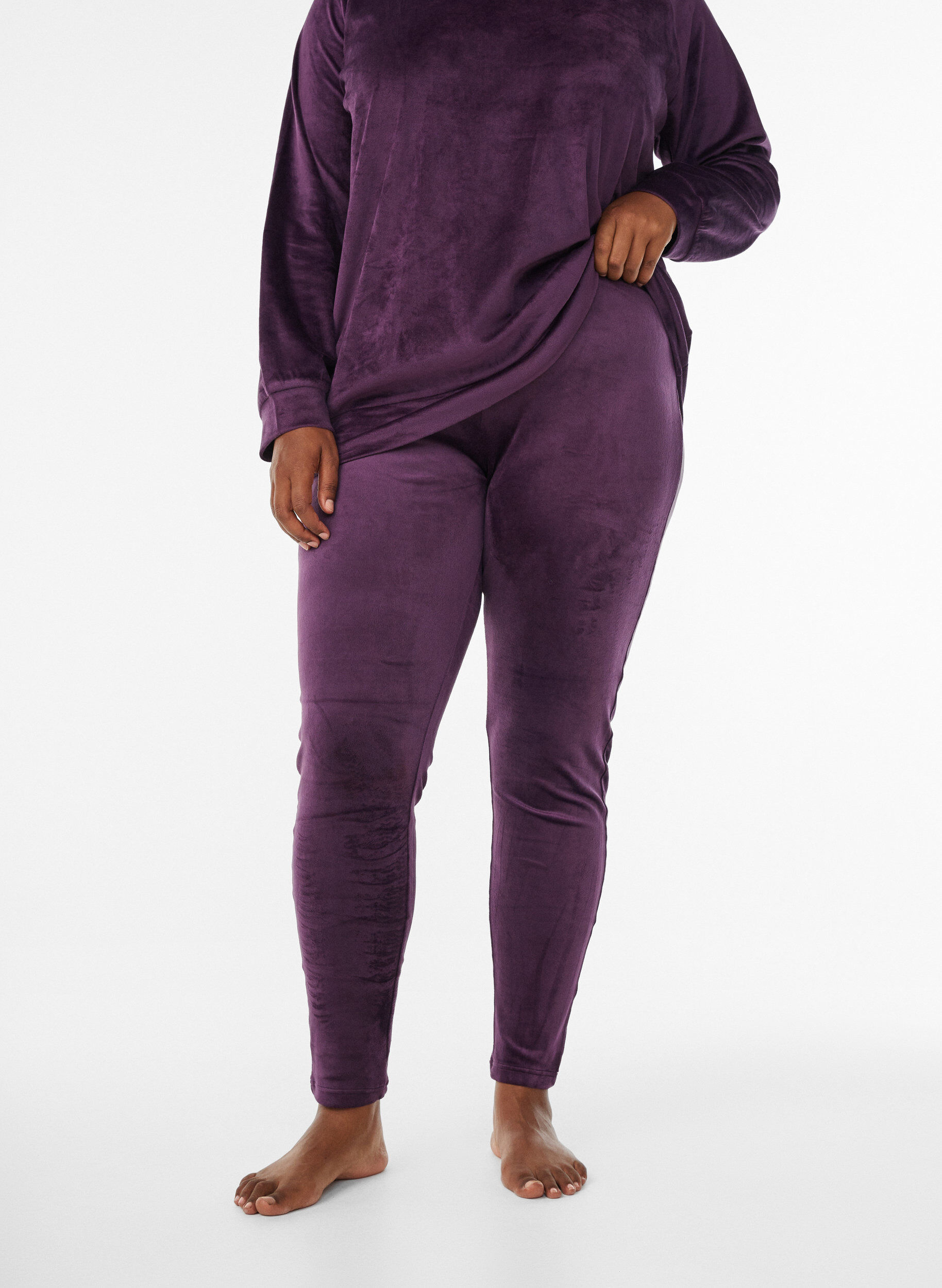 Zizzi Figurbetonte Leggings aus Velours, Lila, Model image number 2