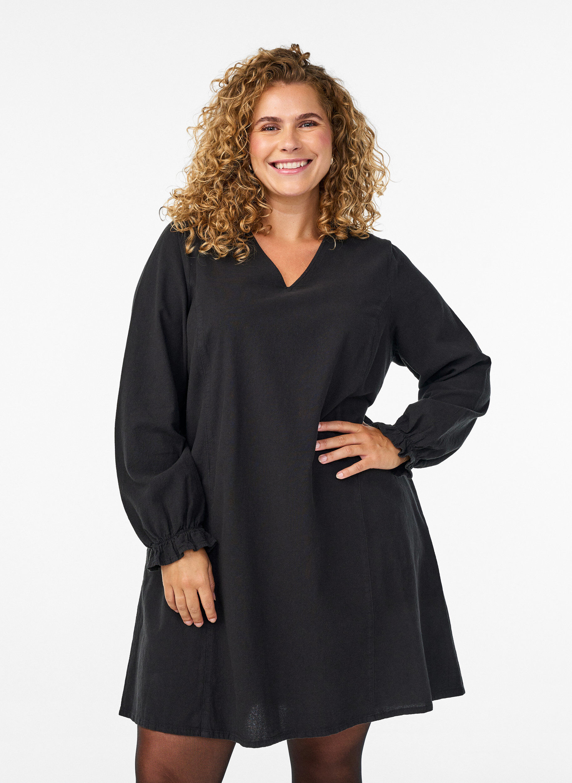 Zizzi Kurzes Kleid aus Baumwolle mit V-Ausschnitt, Schwarz, Model image number 0