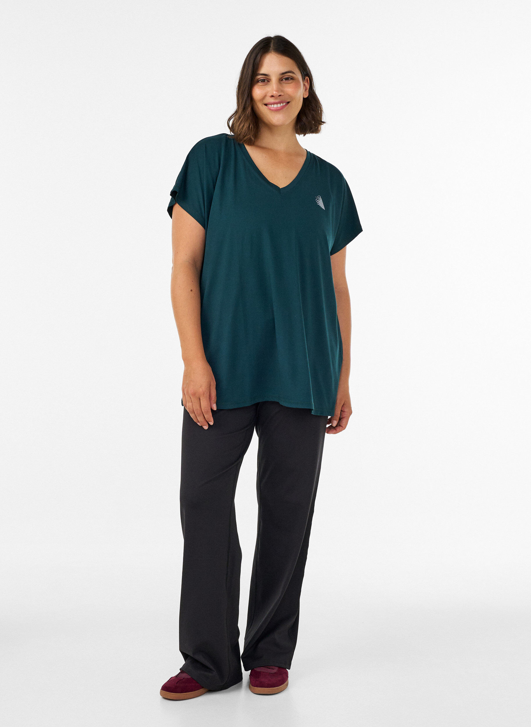 ZizziLoose training t-shirt with V-neck, Vert fonc&eacute;, Model image number 1