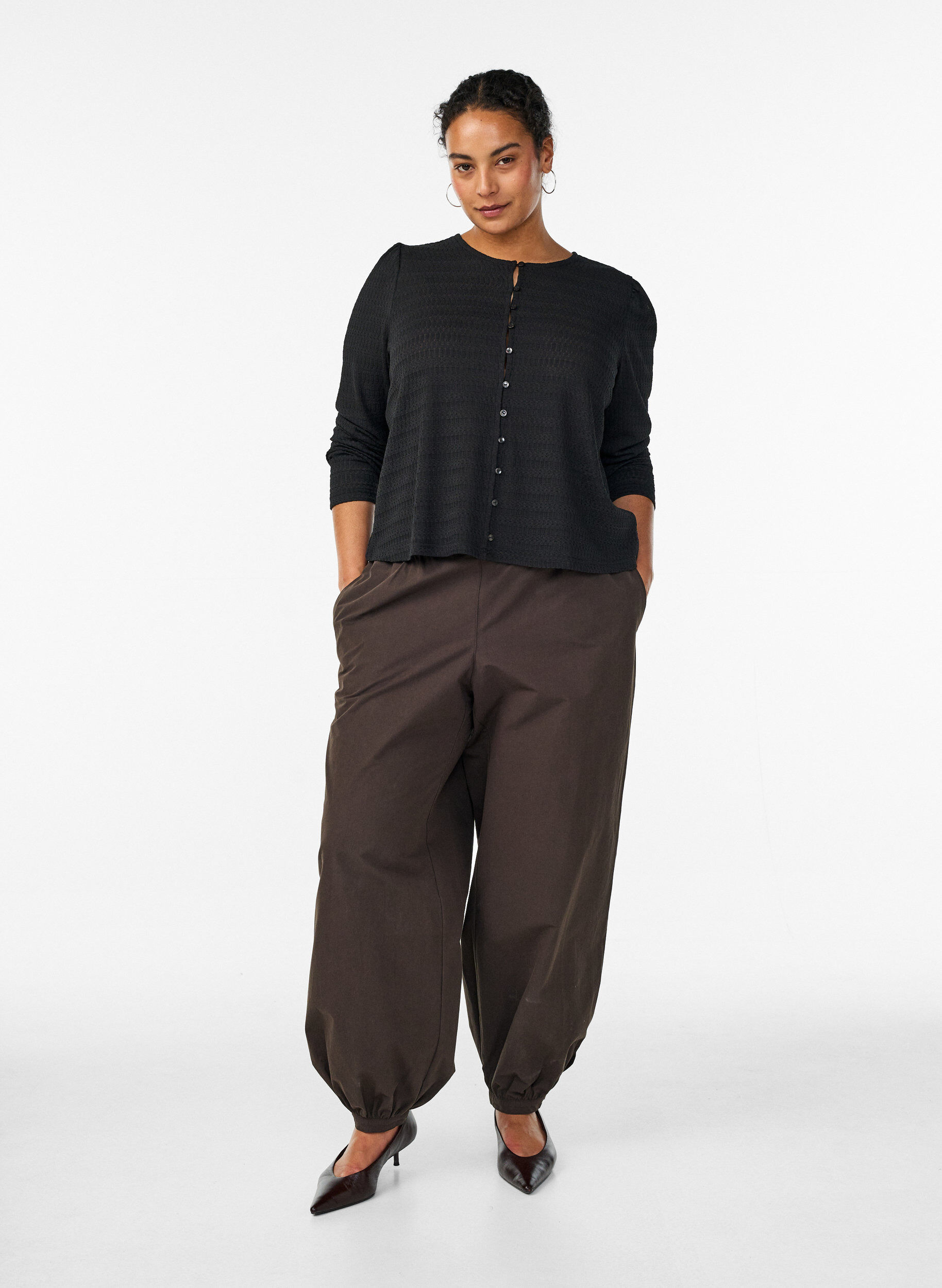 Zizzi Bluse mit Strukturmuster und Knopfverschluss, Schwarz, Model image number 1