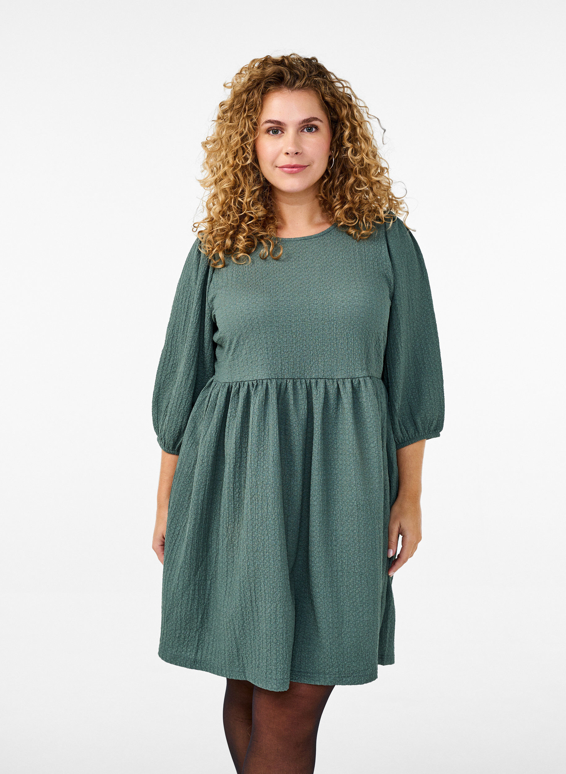 Zizzi FLASH - Kurzes Kleid mit Struktur und 3/4-&Auml;rmeln, Balsam Green, Model image number 0