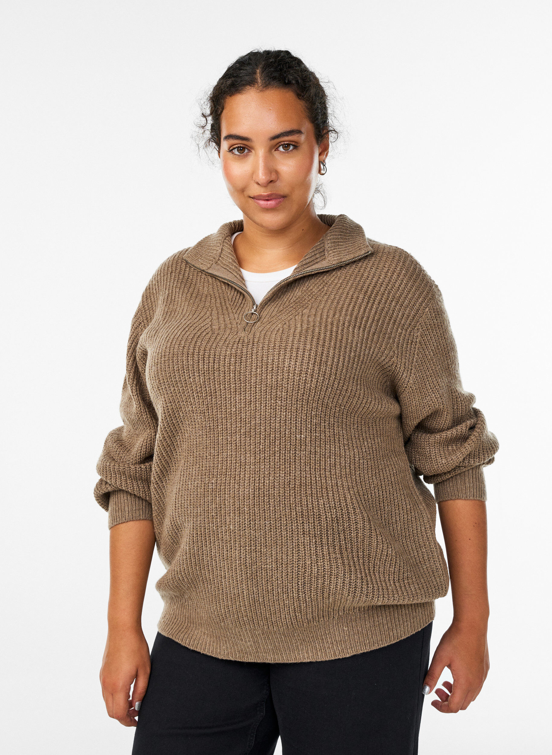 Strickpullover mit hohem Kragen und Rei&szlig;verschluss, Braun, Model