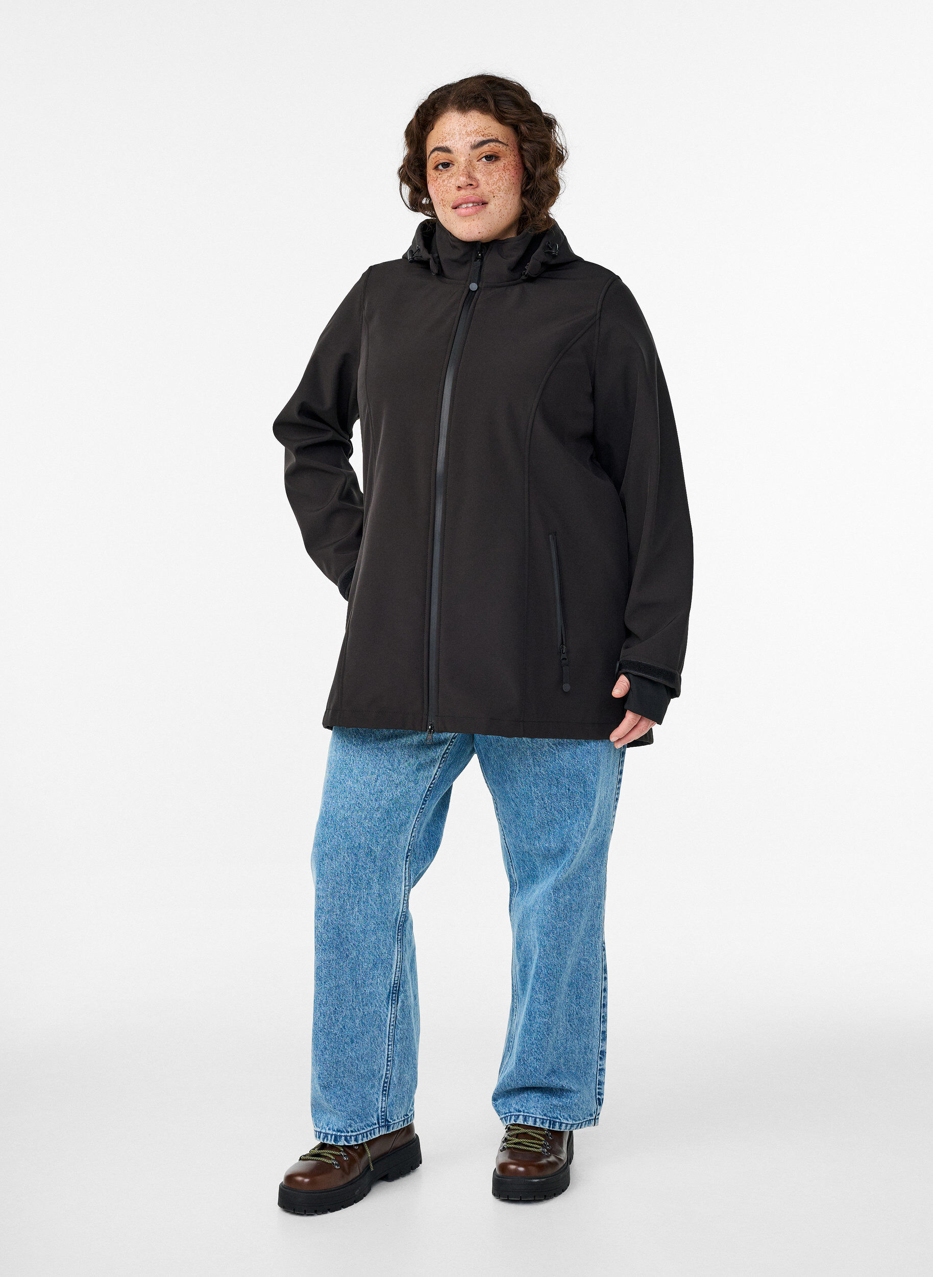 Zizzi Softshelljacke aus kurzem Schnitt mit abnehmbarer Kapuze, Schwarz, Model image number 1