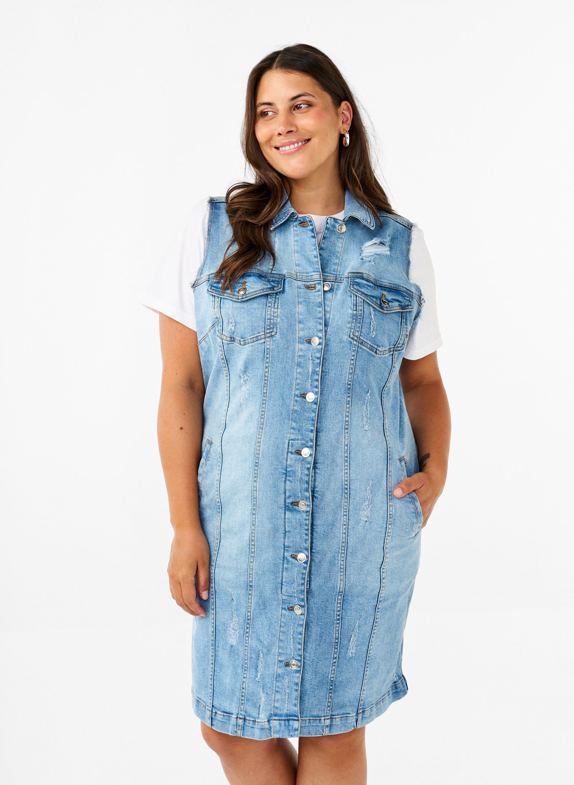 Zizzi Robe en jean sans manches avec d&eacute;tails &agrave; bords bruts, Light Blue Denim, Model image number 0