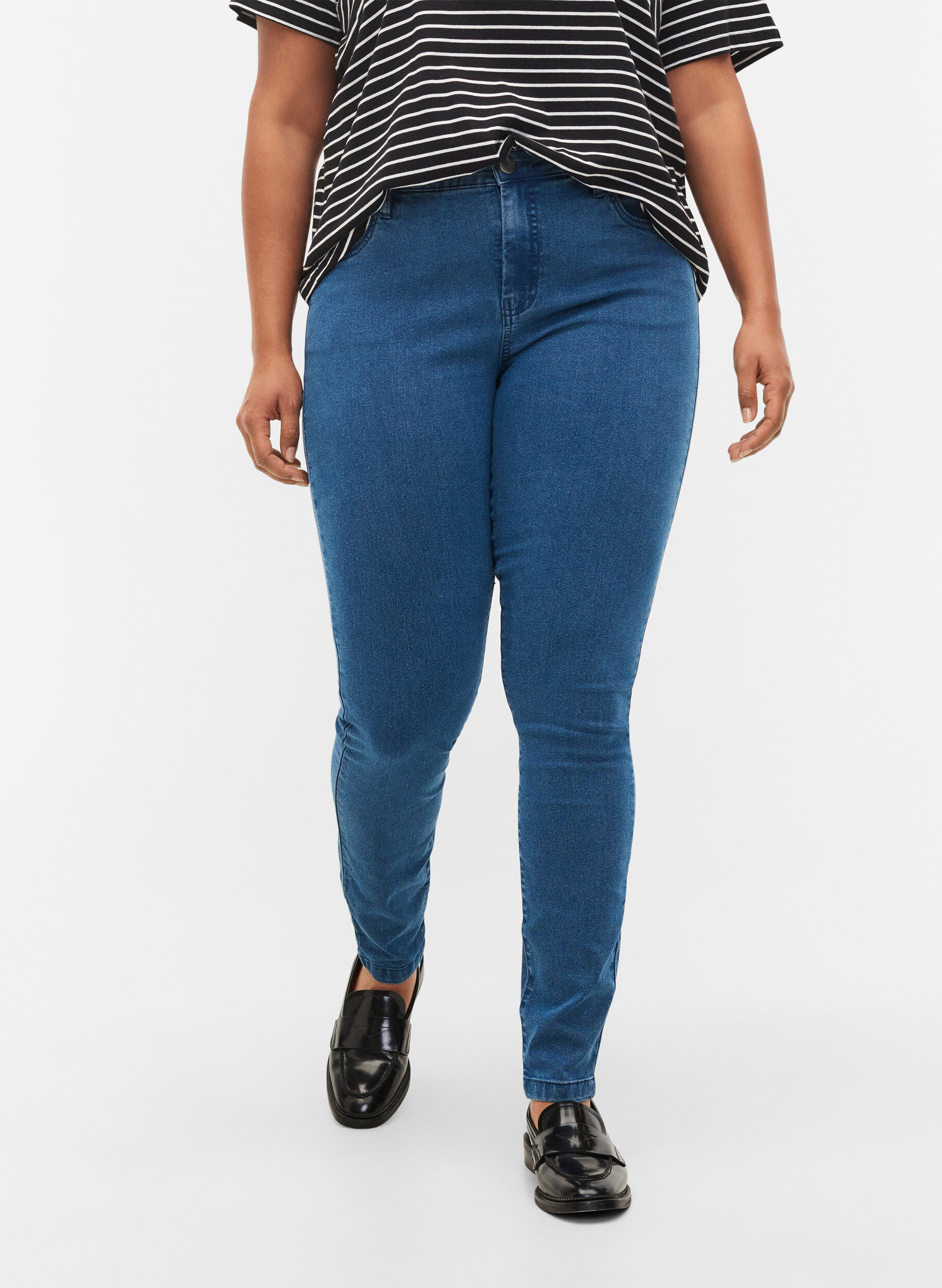 Zizzi Hochtaillierte Super Slim Amy Jeans, Blau, Model image number 3