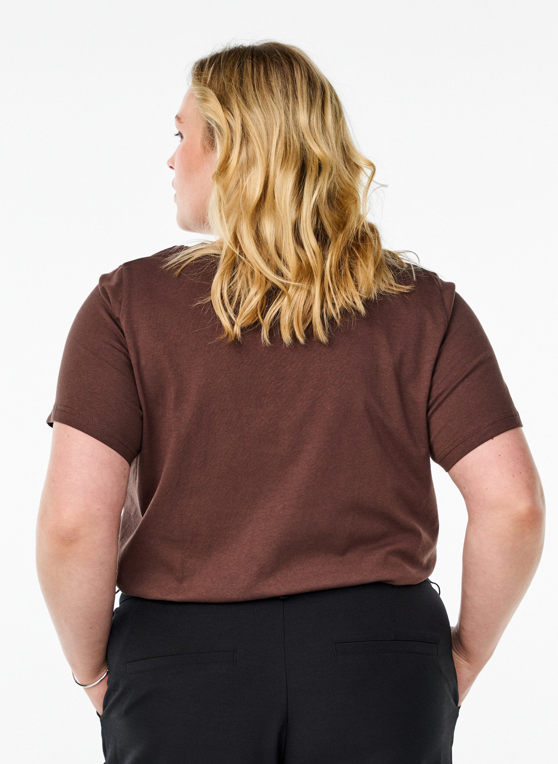 Zizzi T-shirt en coton simple avec encolure en V, Marron, Model image number 2