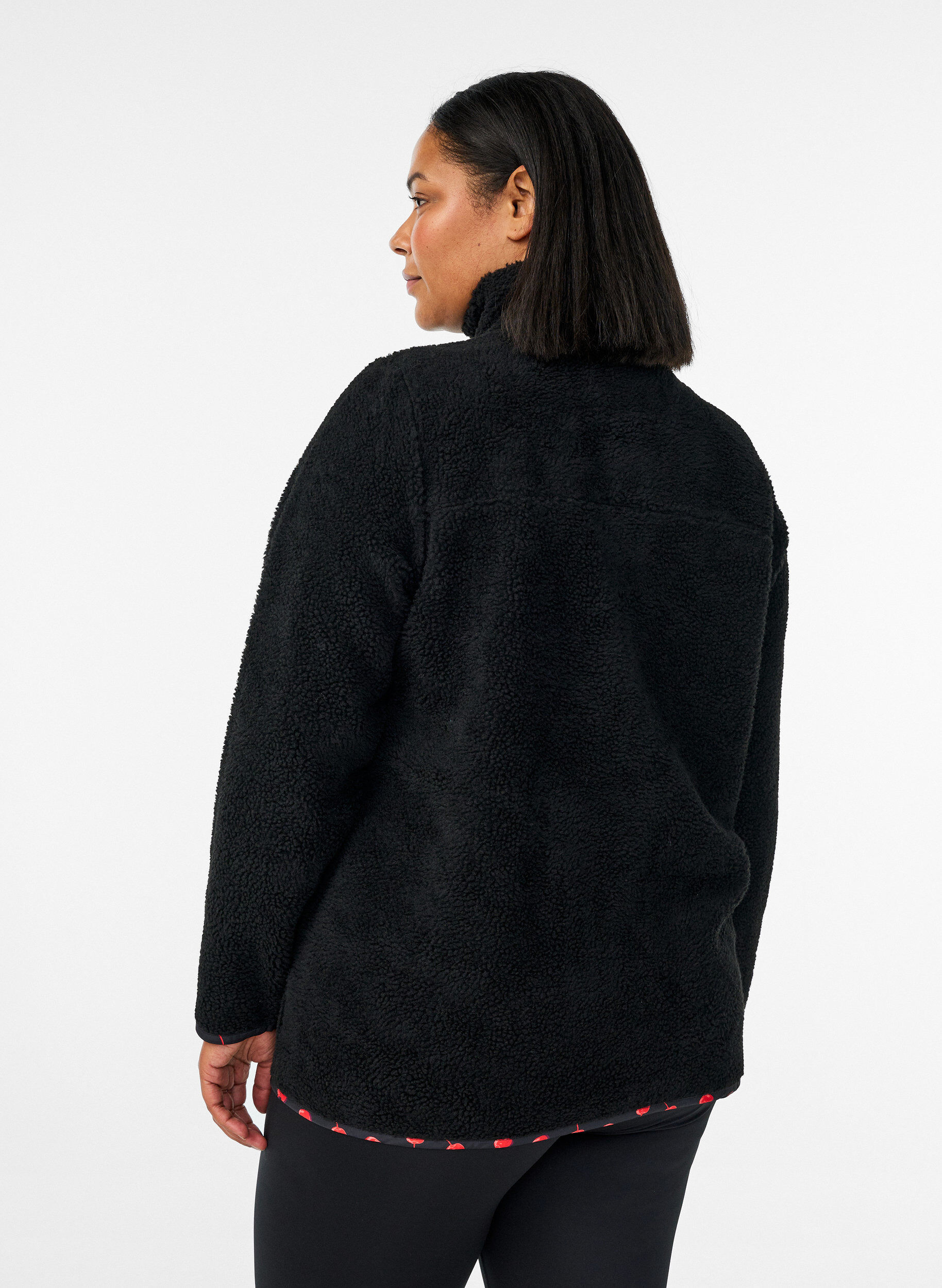 Zizzi Jacke aus Teddyfleece mit Kirschdetails, Schwarz, Model image number 2