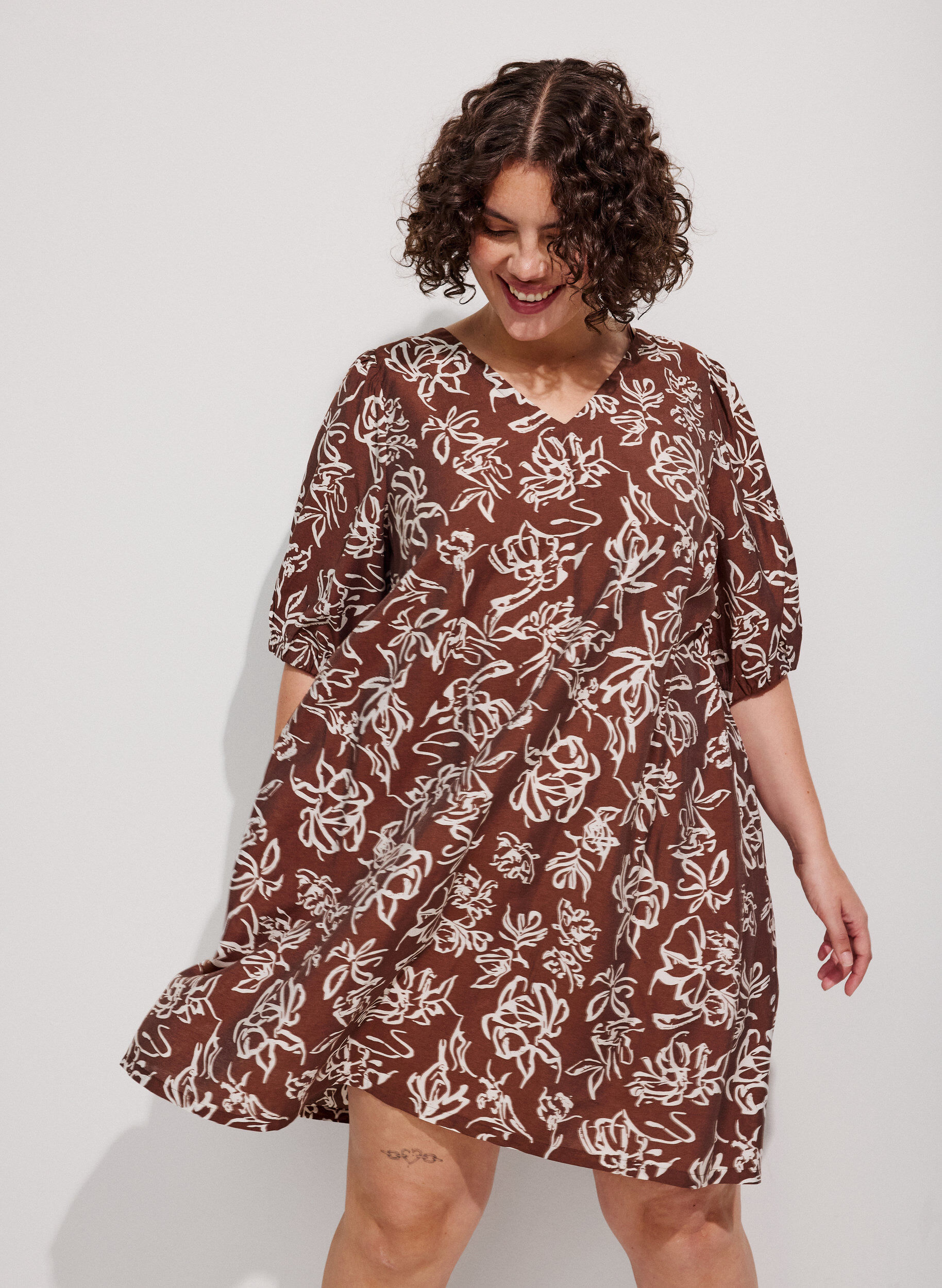 ZizziRobe courte coupe &eacute;vas&eacute;e avec col en V, Marron, Model image number 0