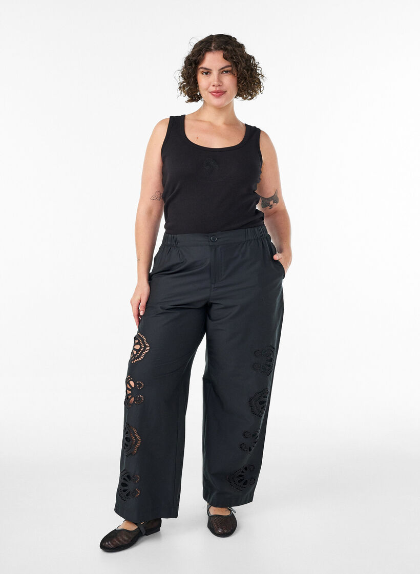 Pantalon en coton avec des d&eacute;coupes brod&eacute;es, Noir, Model image number 0