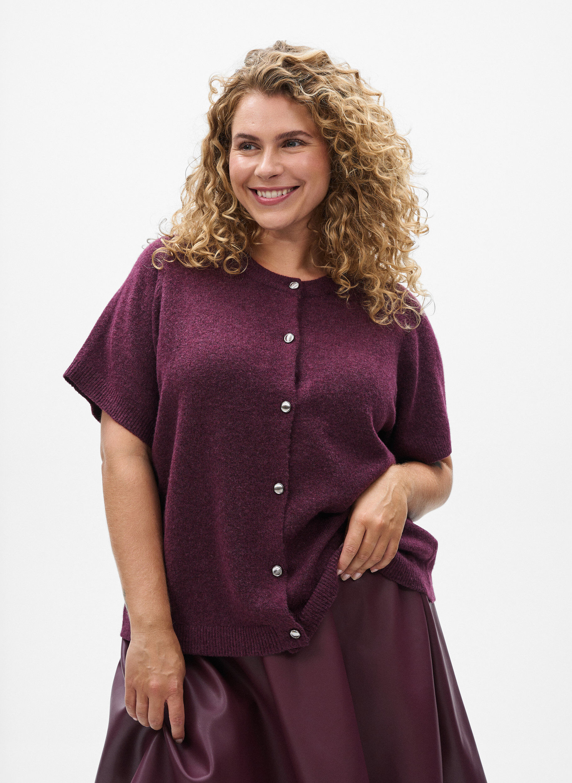 Zizzi Strickjacke mit kurzen &Auml;rmeln, Dunkles Bordeaux, Model image number 0