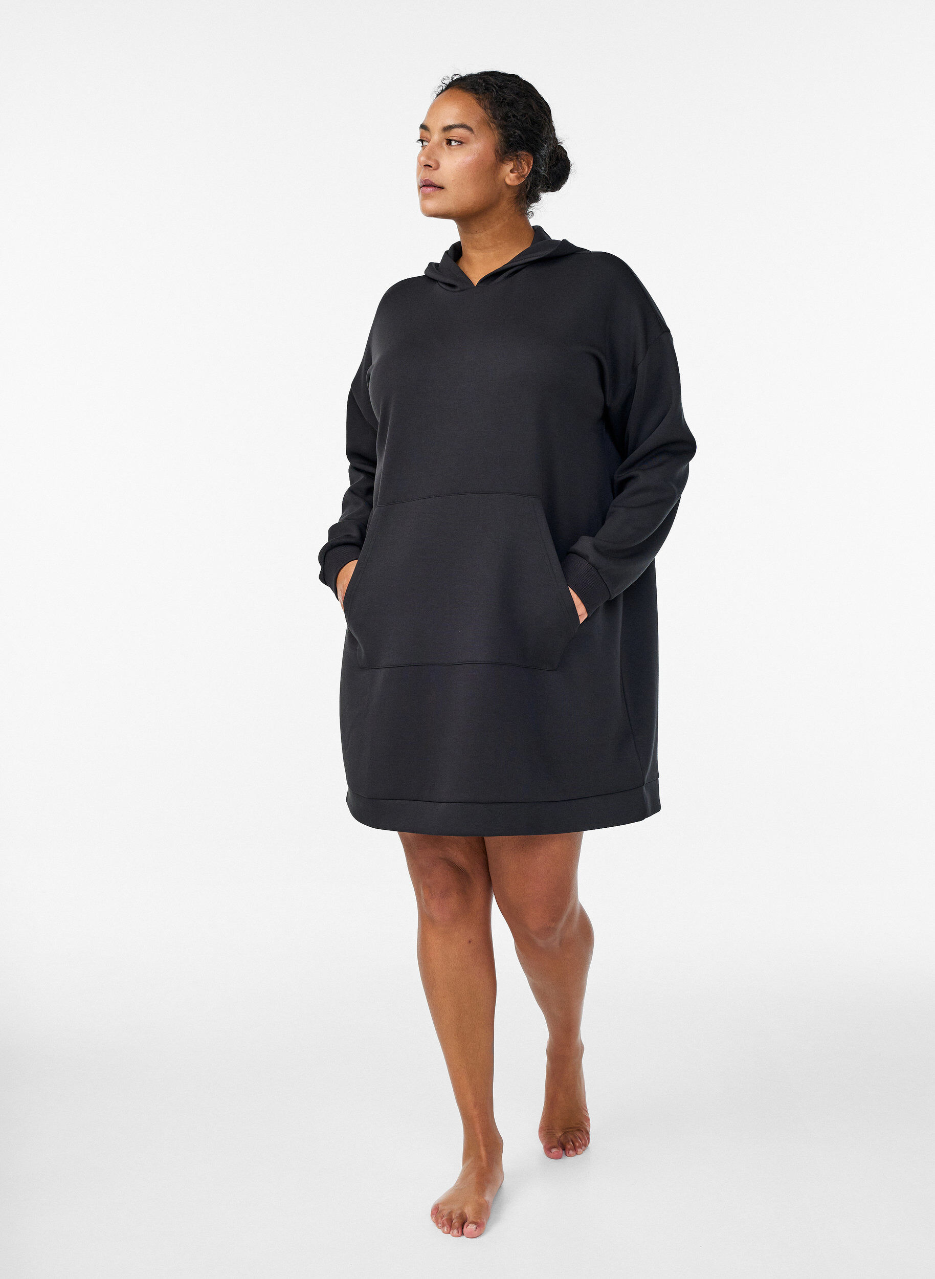 Zizzi Kurzes Hoodiekleid mit K&auml;ngurutasche, Schwarz, Model image number 1