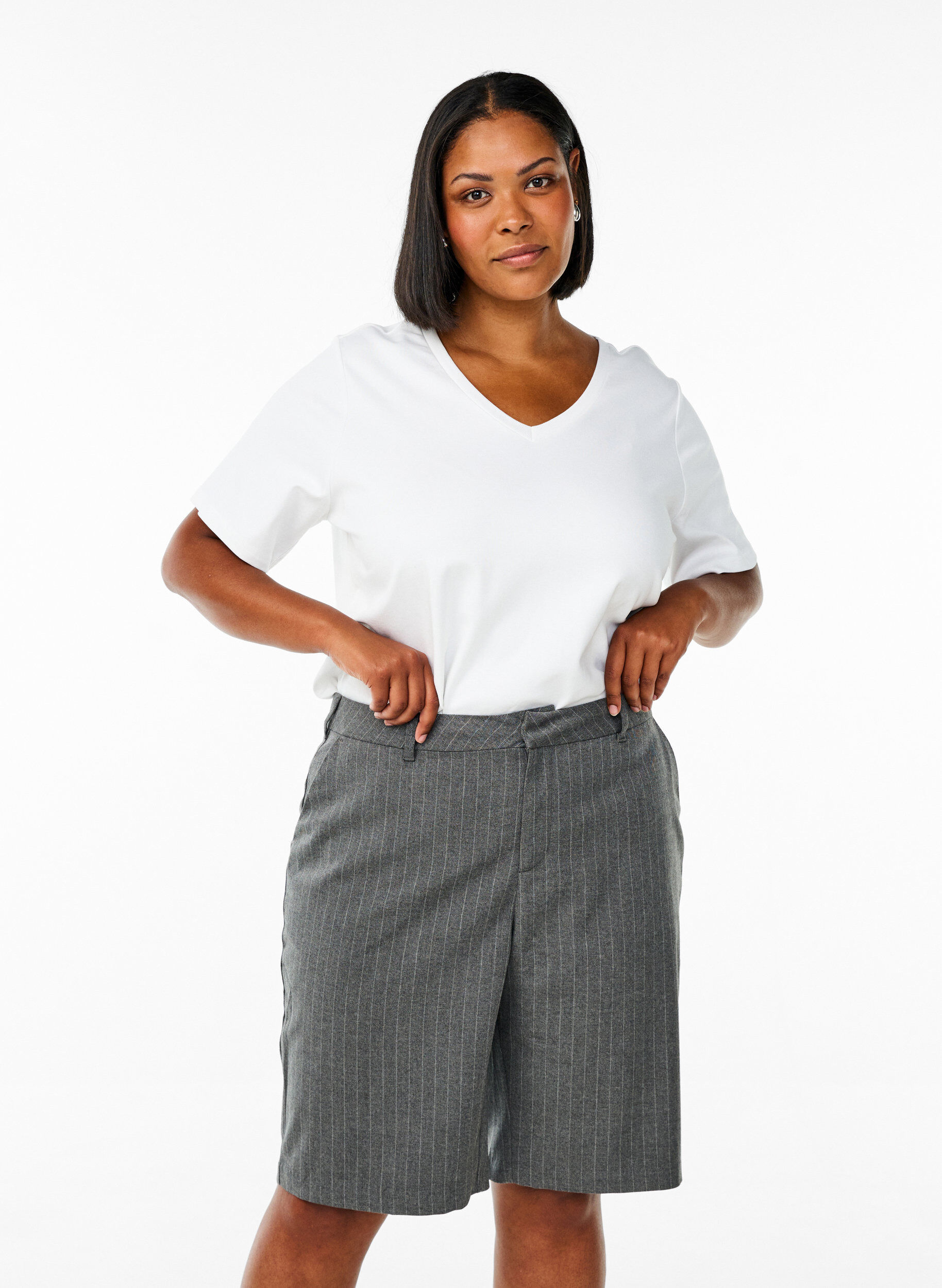 Basic-T-Shirt mit V-Ausschnitt aus Bio-Baumwolle, Wei&szlig;, Model