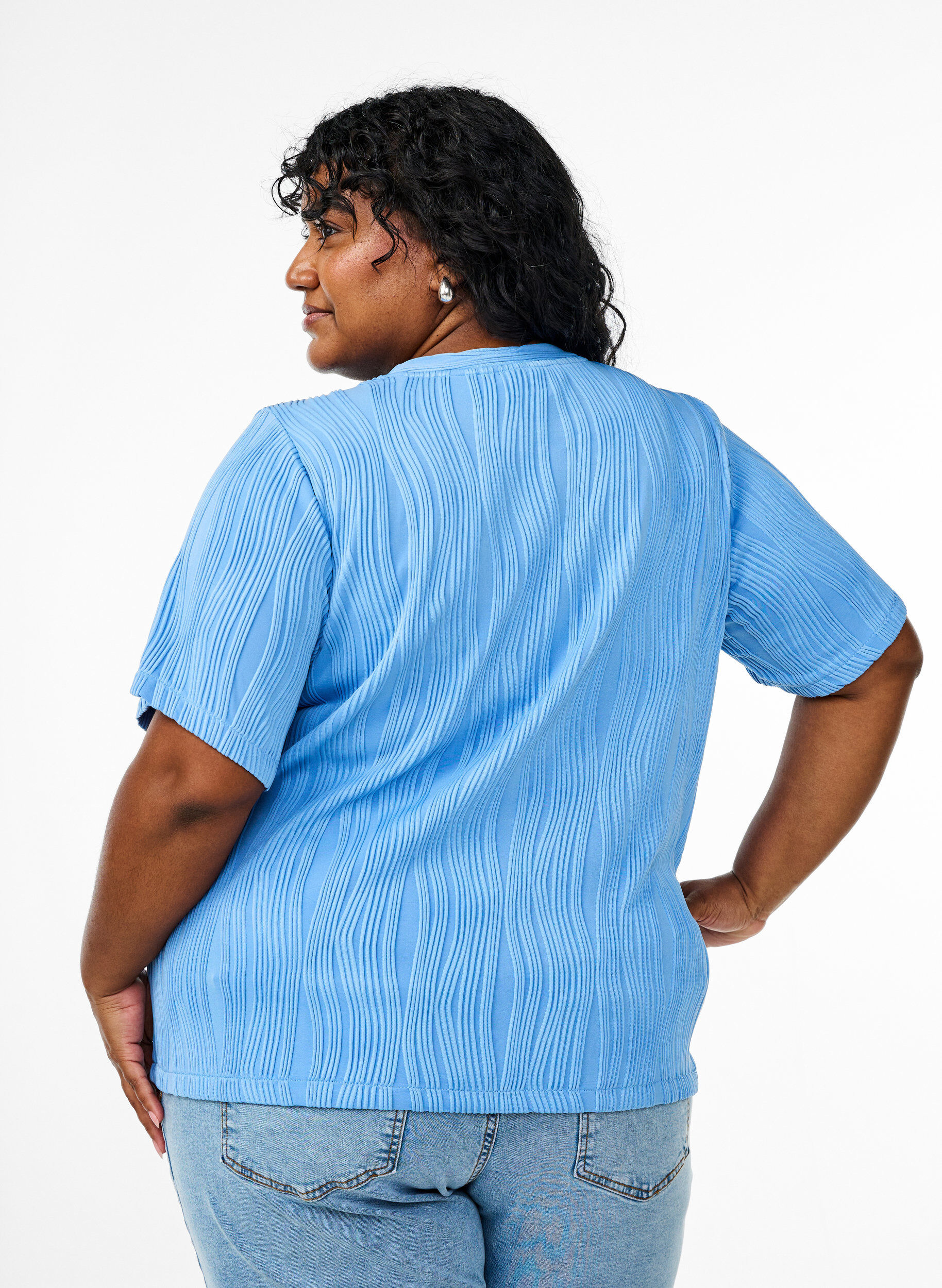 Zizzi Bluse mit kurzen &Auml;rmeln und einer welligen Struktur, Blau, Model image number 2