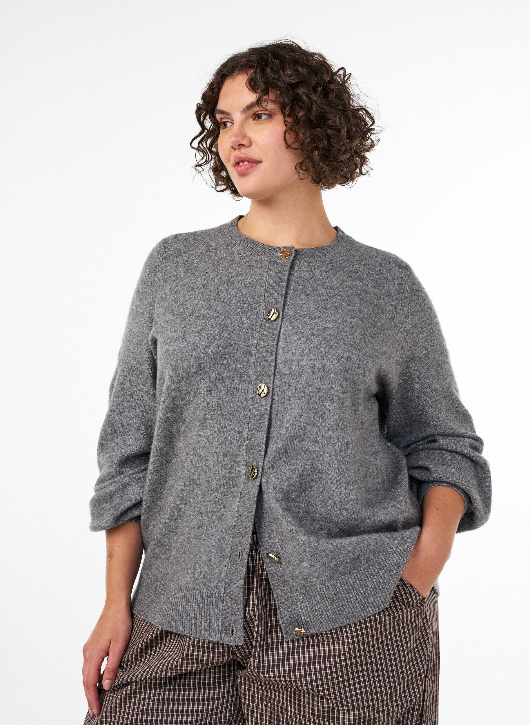 ZizziCardigan en maille douce avec boutons dor&eacute;s, Gris, Model image number 0