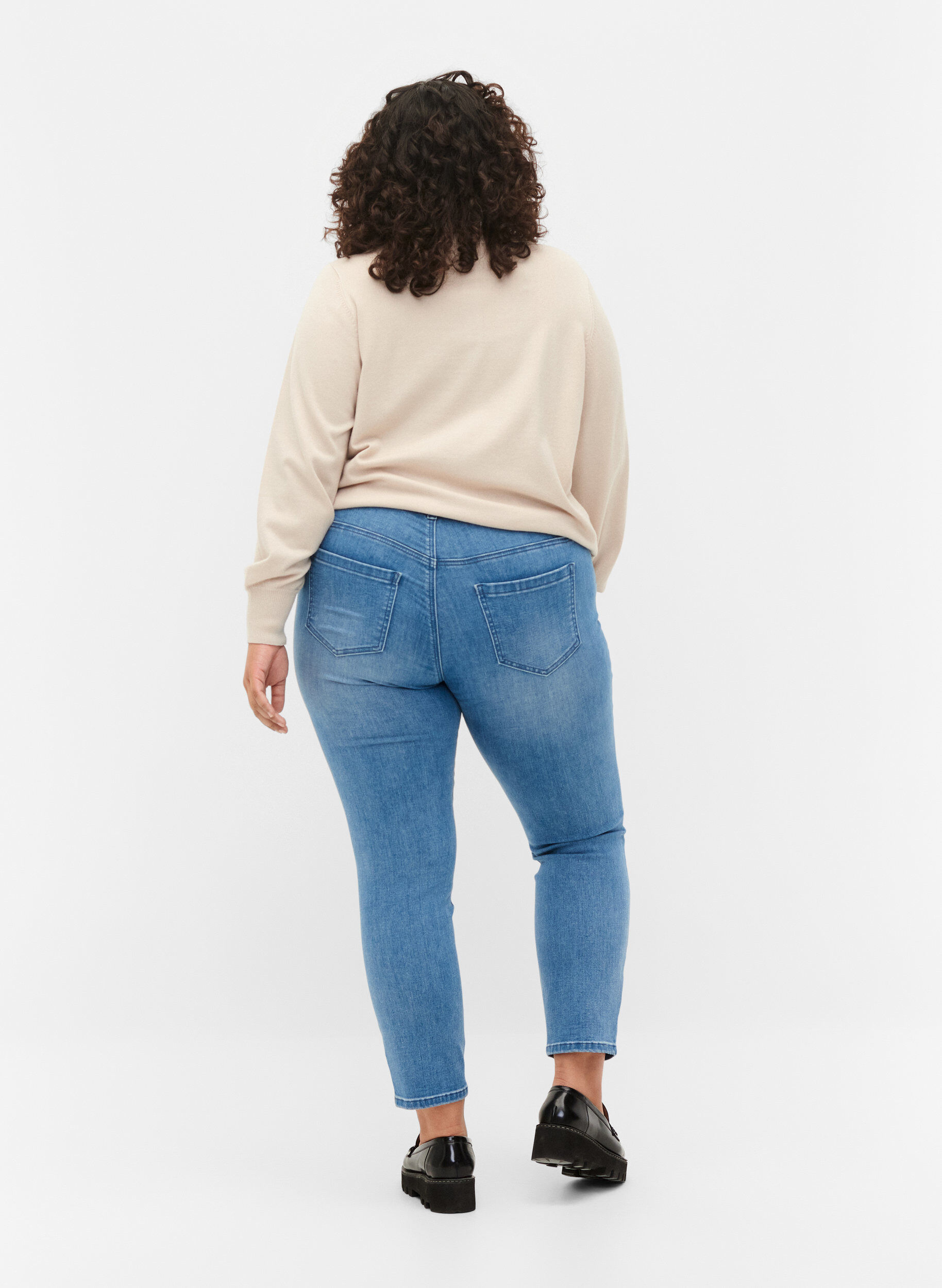 Zizzi Cropped Emily Jeans mit Stickerei, Blue denim, Model image number 1