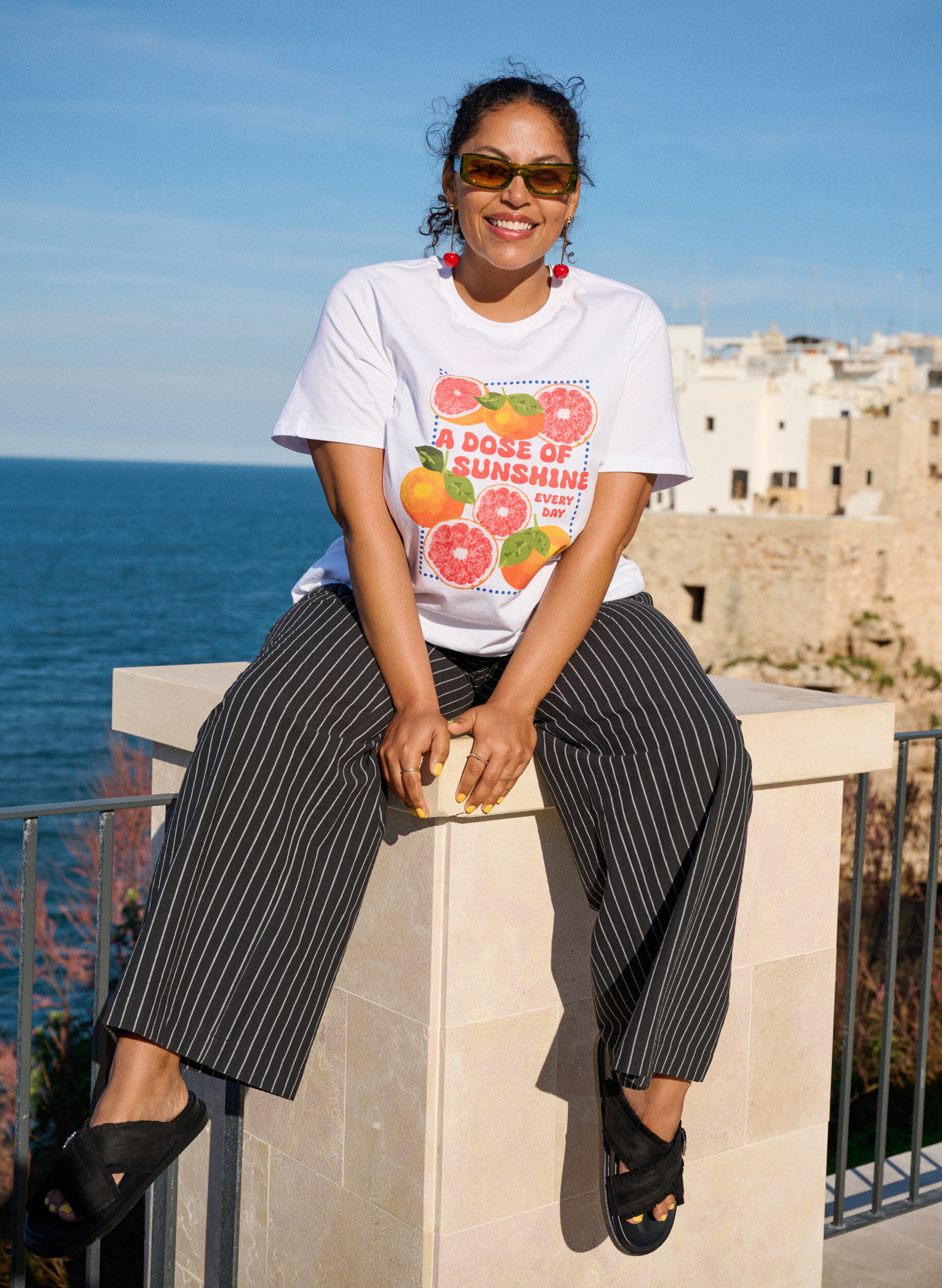 Zizzi Lockere Hose mit hohem Bund und Taschen, Schwarz, Image image number 0